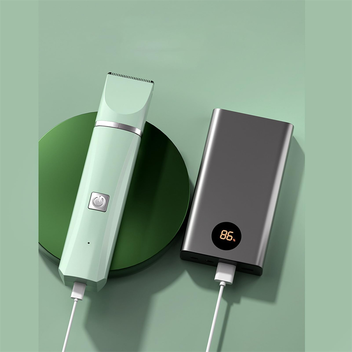 Ein grüner Elektrorasierer und eine schwarze Powerbank mit 86 % Ladung. Beide sind eingesteckt.