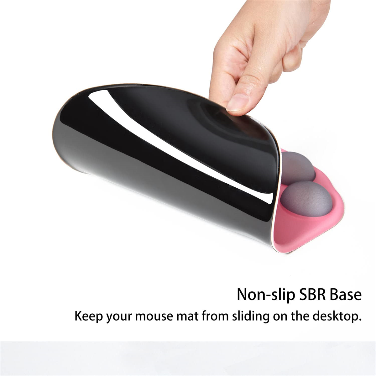 Eine Hand, die ein schwarzes Mauspad mit rutschfester Unterseite hält. Das Pad ist schwarz und rosa.