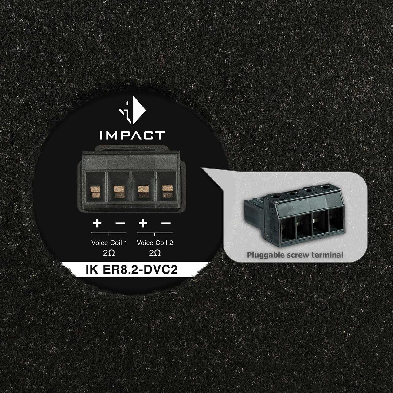 Eine schwarze Lautsprecherkomponente mit Stecker und Impact-Logo auf dunklem Stoff.