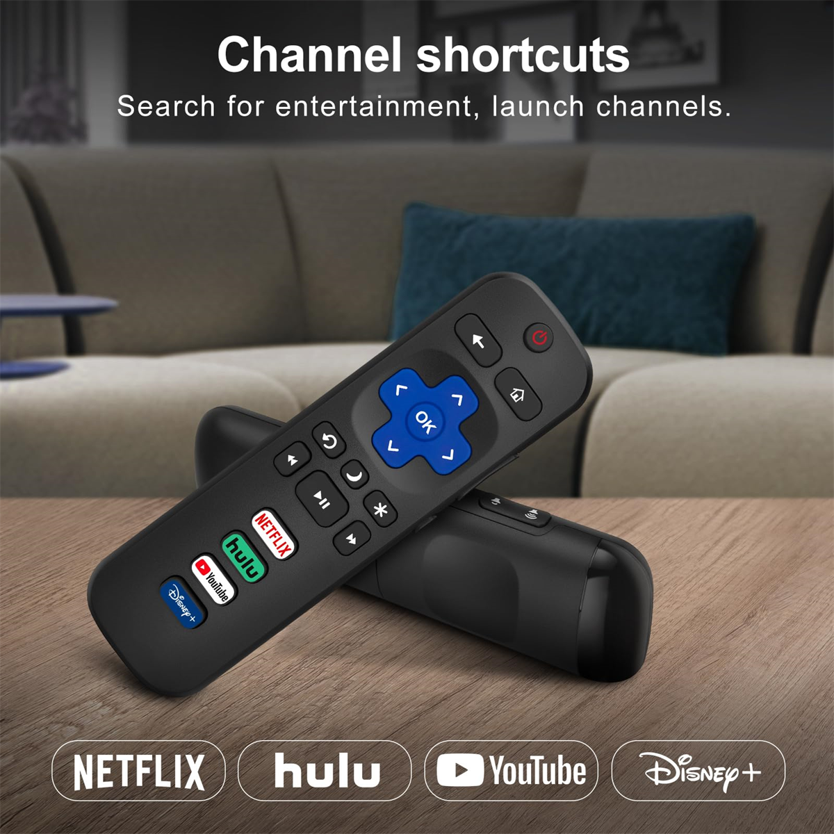 Fernbedienung mit Netflix-, Hulu-, YouTube- und Disney+-Tasten auf einem Holztisch. Sofa im Hintergrund.