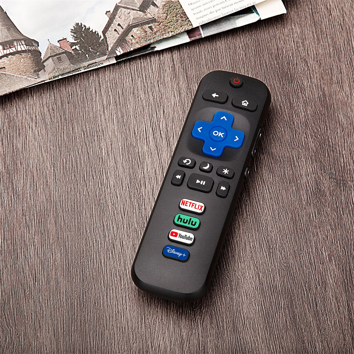 Schwarze Fernbedienung mit mehreren Tasten, einschließlich Netflix, Hulu, YouTube und Disney+ auf Holzmaserung.