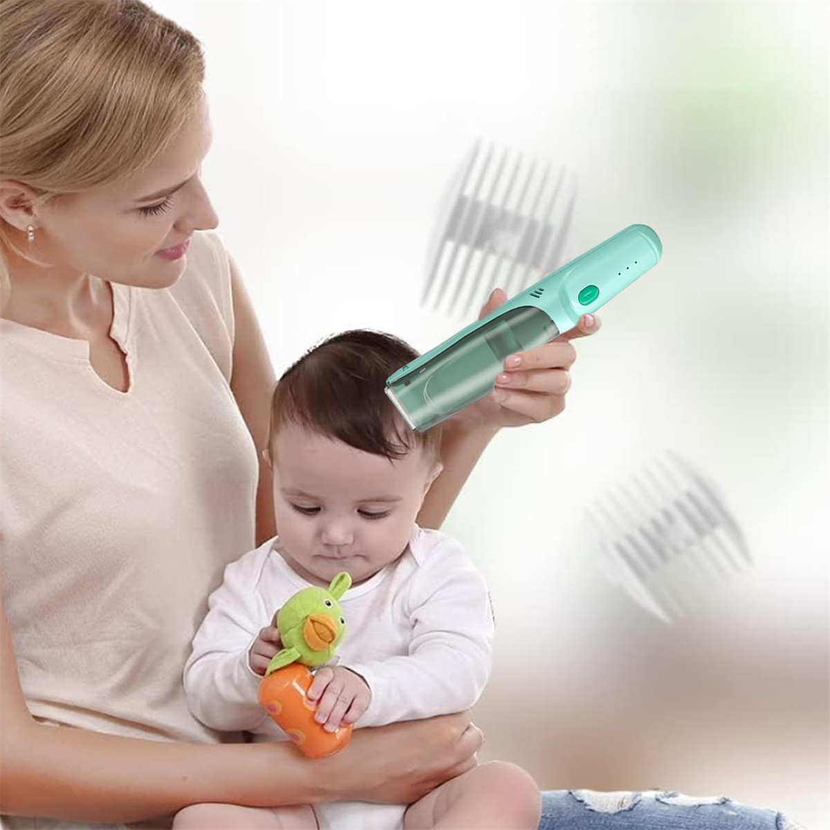 Eine Frau schneidet dem Baby die Haare mit einem grünen Haarschneider. Ein Spielzeug ist im Arm des Babys.
