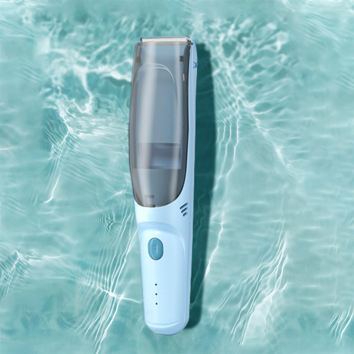 Ein hellblauer Haartrimmer, der in Wasser getaucht ist, mit einem teilweise transparenten Kopf.