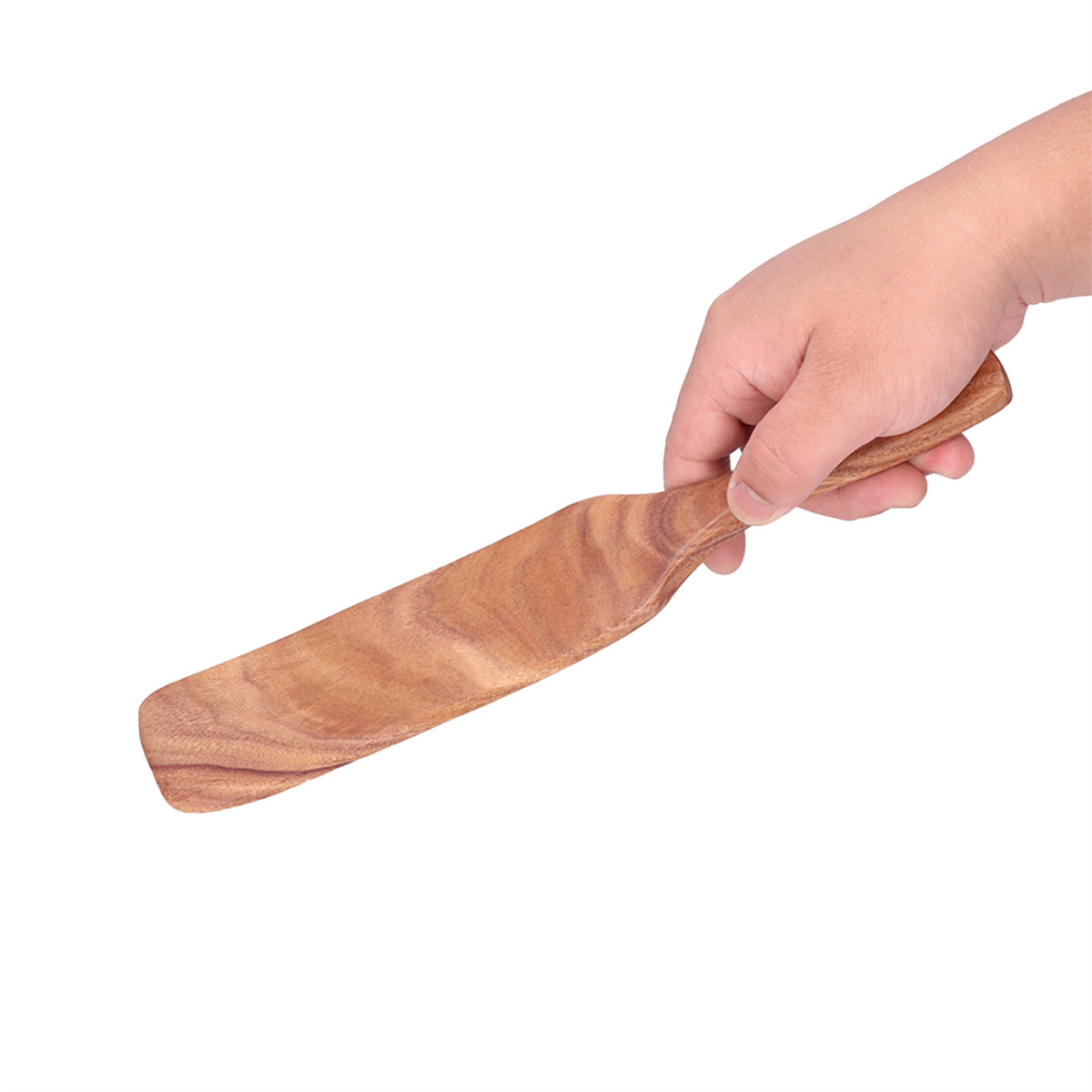 Eine Hand, die einen Holzspatel vor weißem Hintergrund hält.