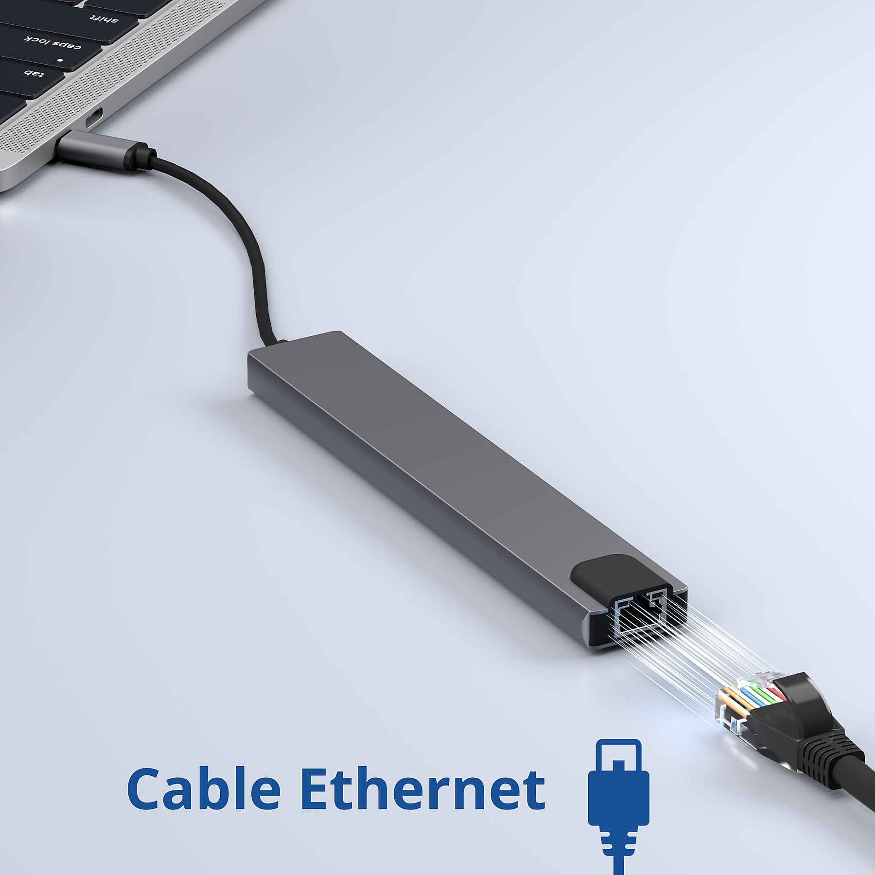 Ein Laptop, der an einen grauen Ethernet-Adapter angeschlossen ist. Der Adapter verbindet sich mit einem Ethernet-Kabel.