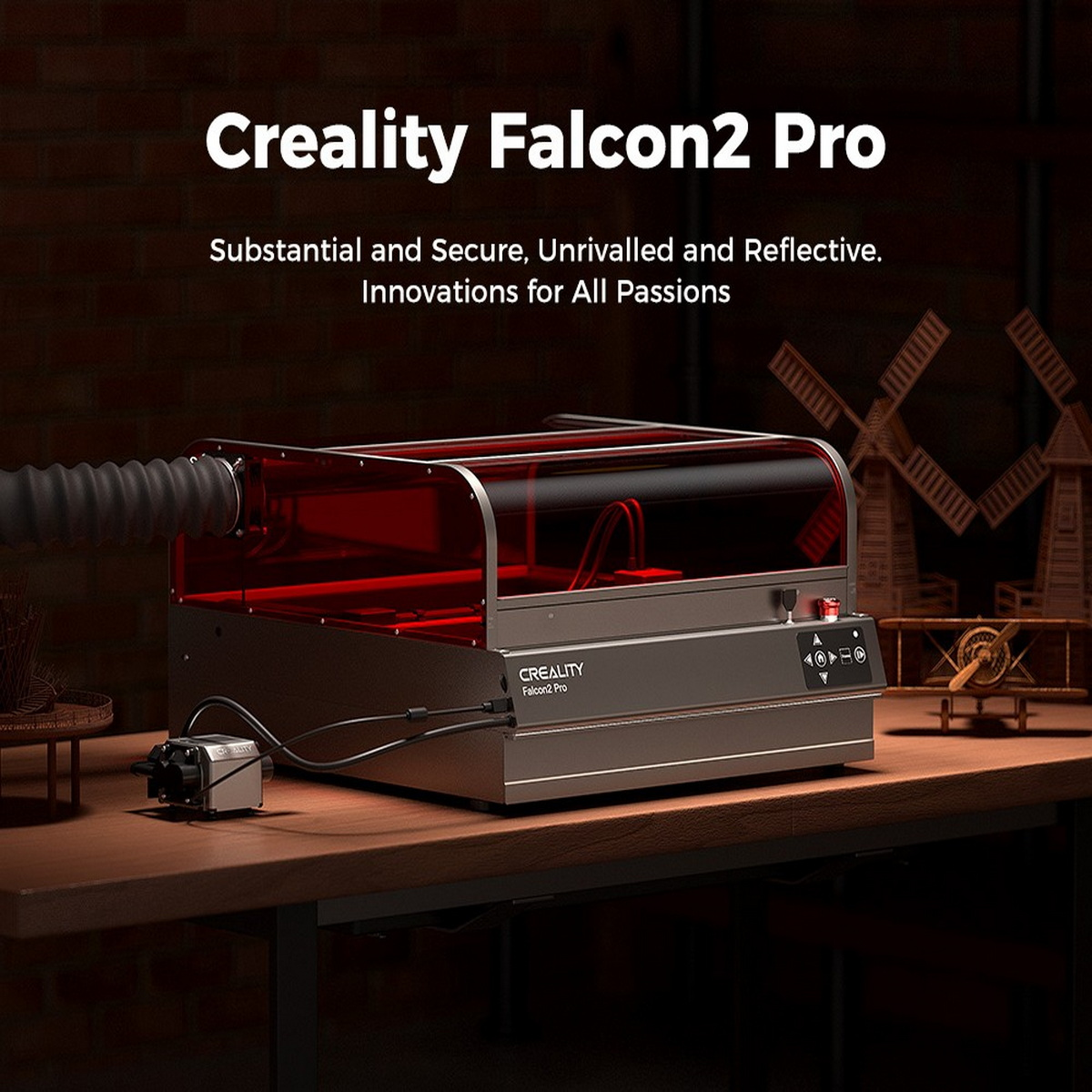 Creality Falcon2 Pro Lasergravierer auf einem Holztisch. Er hat rote Innenbeleuchtung.