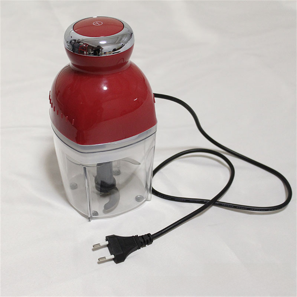 Roter elektrischer Zerkleinerer mit transparentem Behälter und schwarzem Netzkabel.