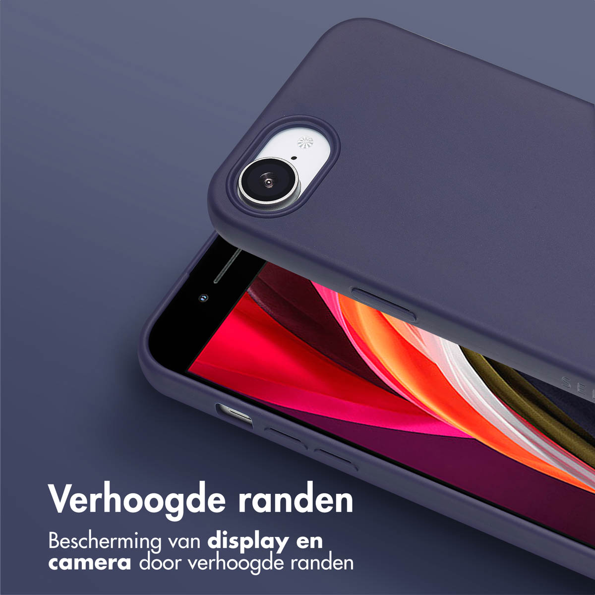 Een telefoonhoesje, donkerblauw, gedeeltelijk geopend om de telefoon te laten zien. Tekst: 'Verhoogde randen'.