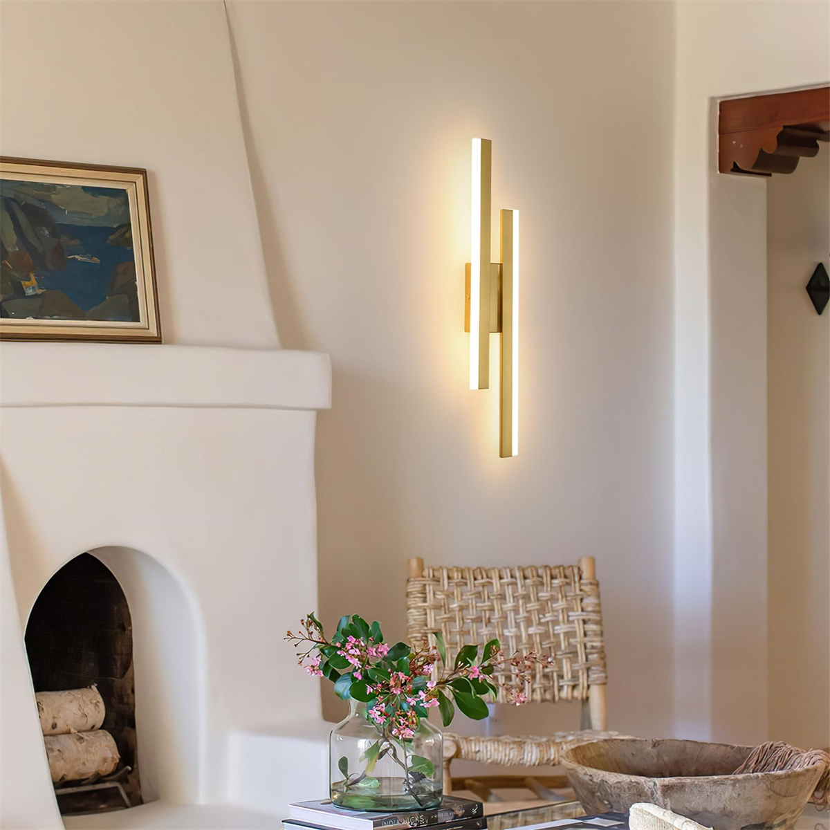 Eine moderne Wandlampe an einer cremefarbenen Wand. Es gibt einen Kamin, Blumen und einen Stuhl.