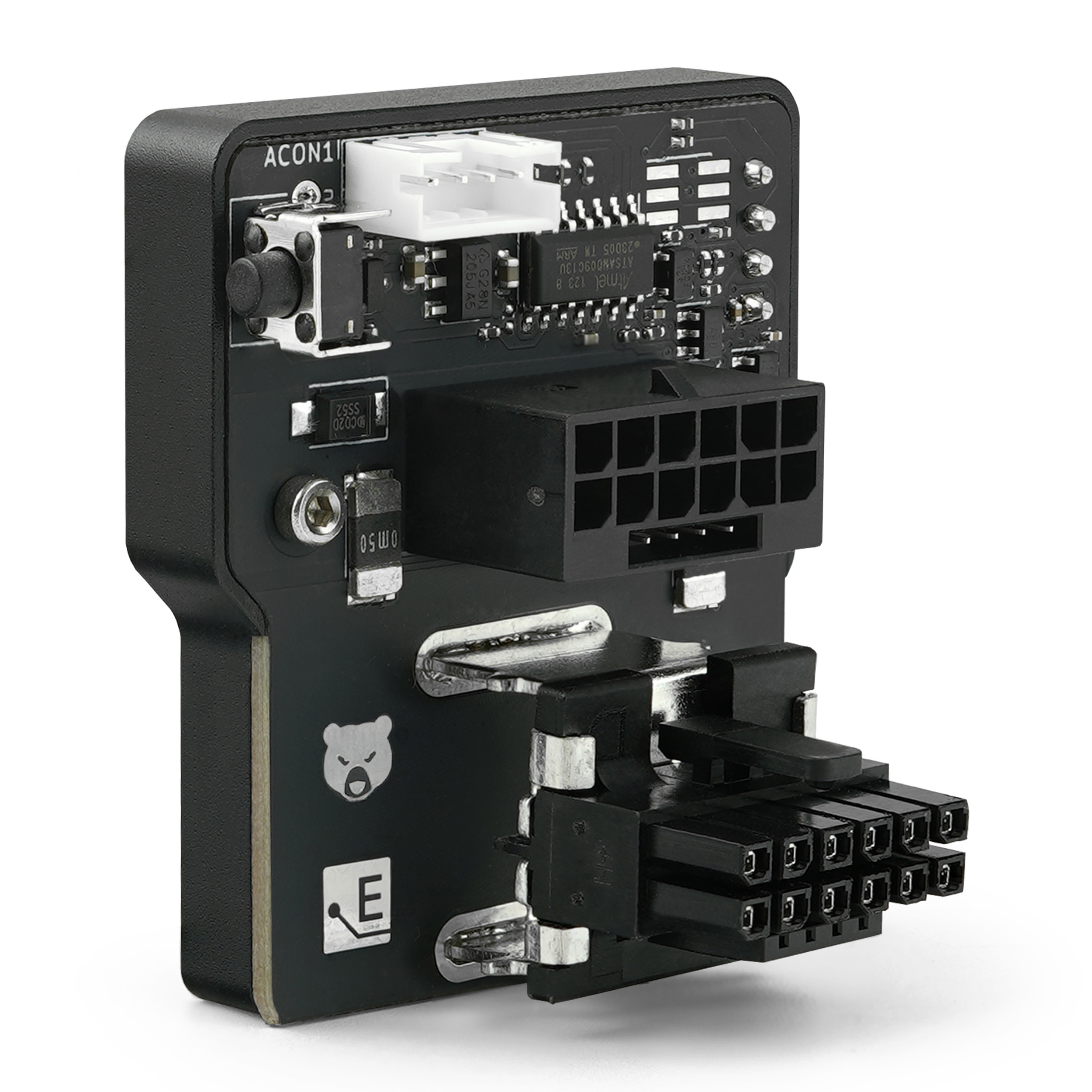 Un adattatore per alimentatore PC nero con varie porte di connessione.