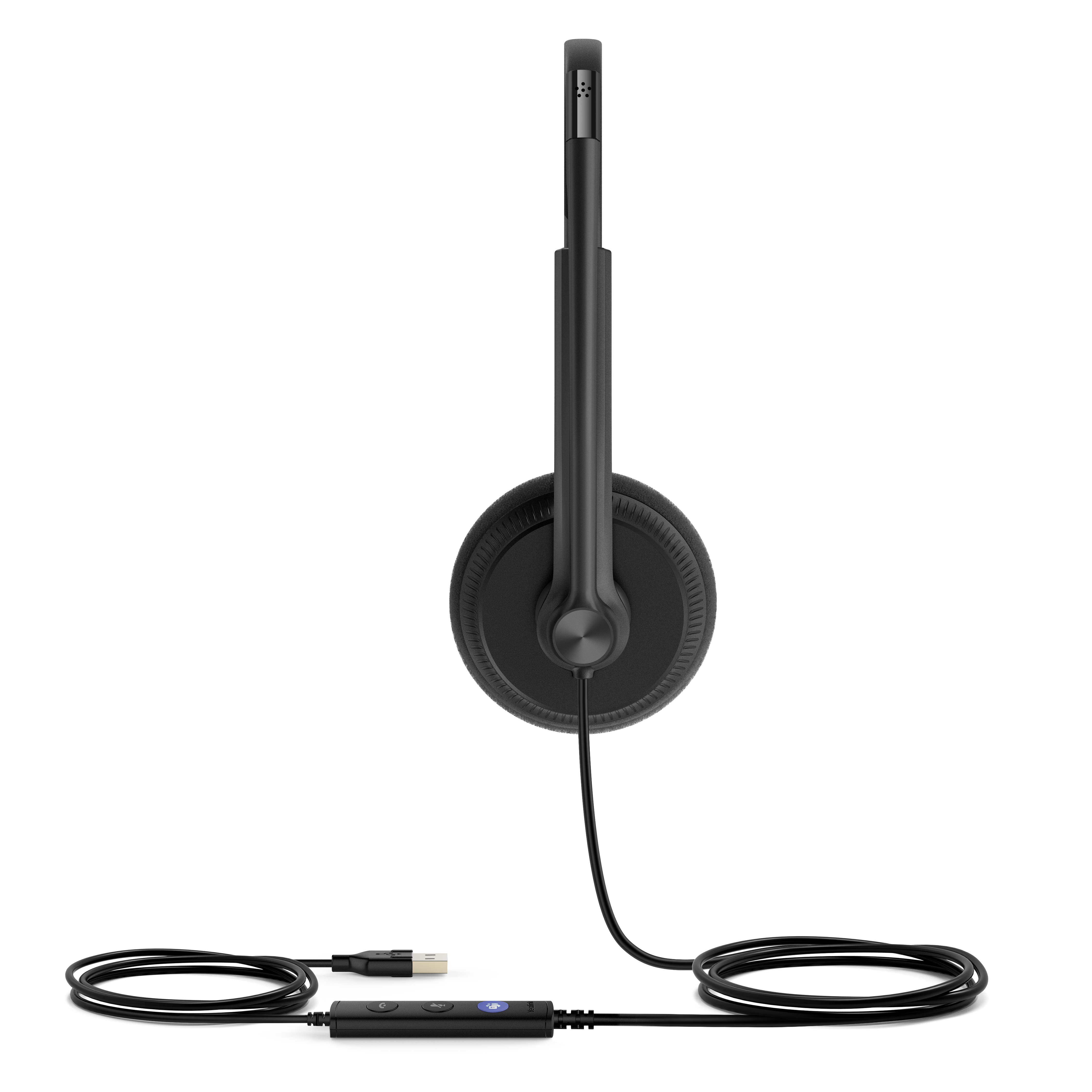 Auriculares negros con micrófono y conector USB, sobre una superficie blanca.