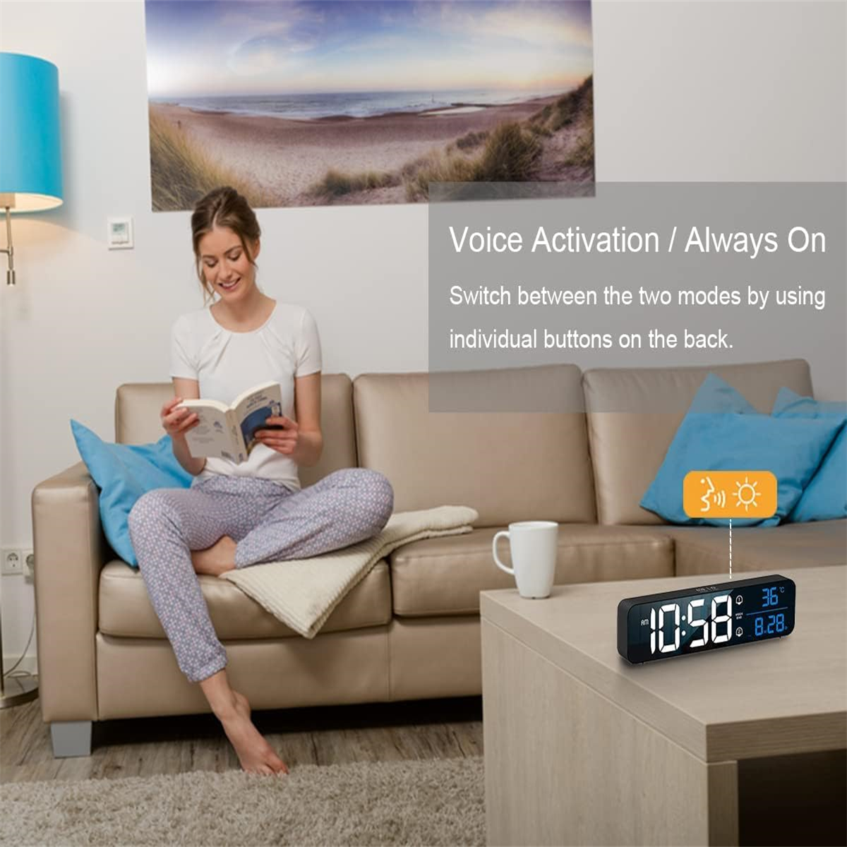 Eine Frau liest auf einem Sofa mit einer Uhr und einem Strandgemälde im Hintergrund.