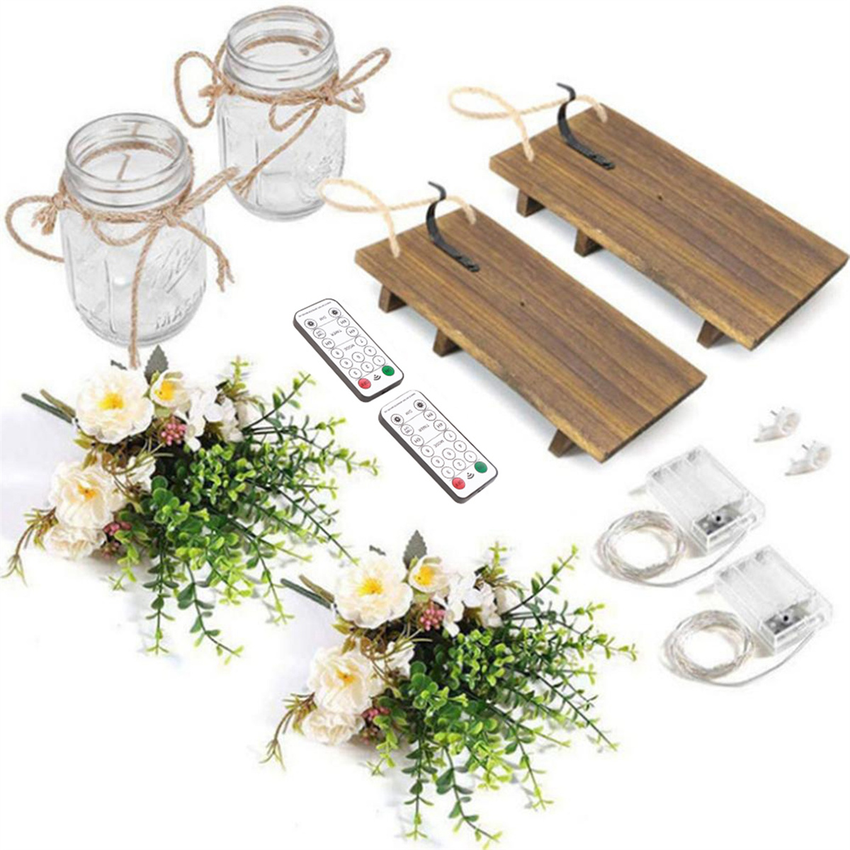 Anordnung von Einmachgläsern, Holzbrettern, Blumen und Fernbedienungen auf weißem Hintergrund.