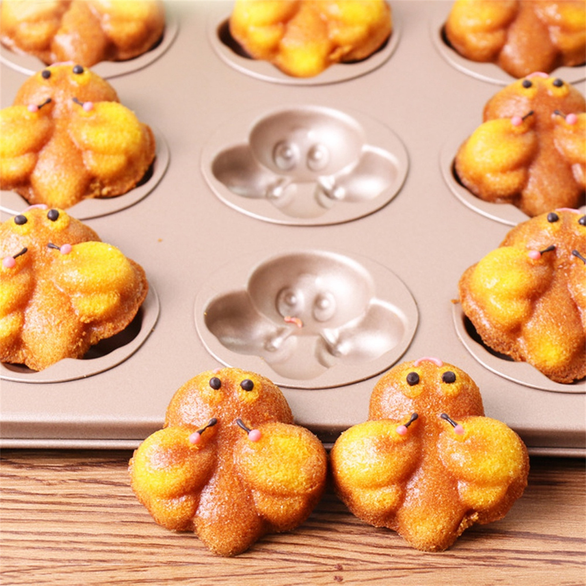 Gebäck, das Hummeln ähnelt, in einer Muffinform.