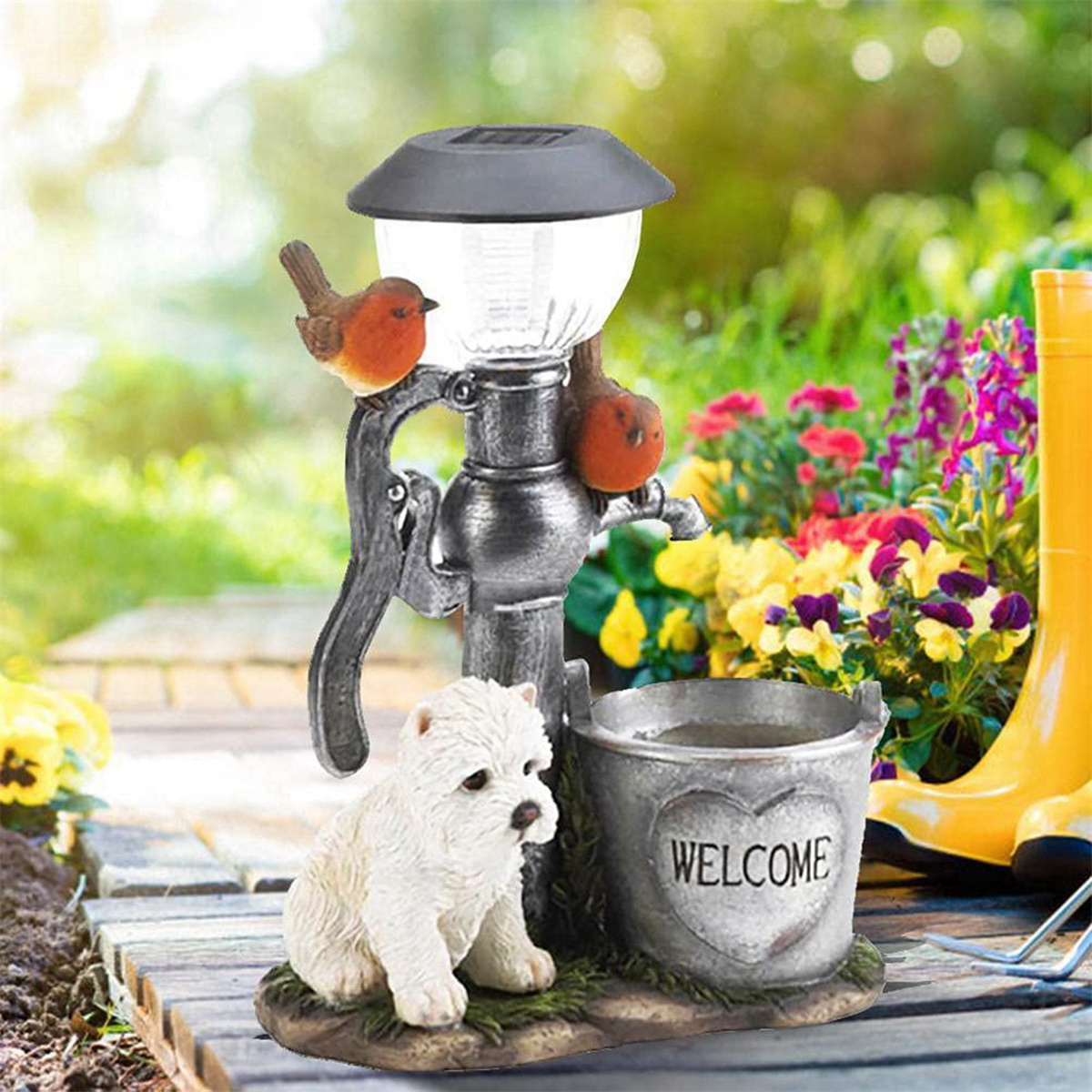 Gartenszene mit Hund, Vogelstatuen und Wasserpumpe. Blumen im Hintergrund.