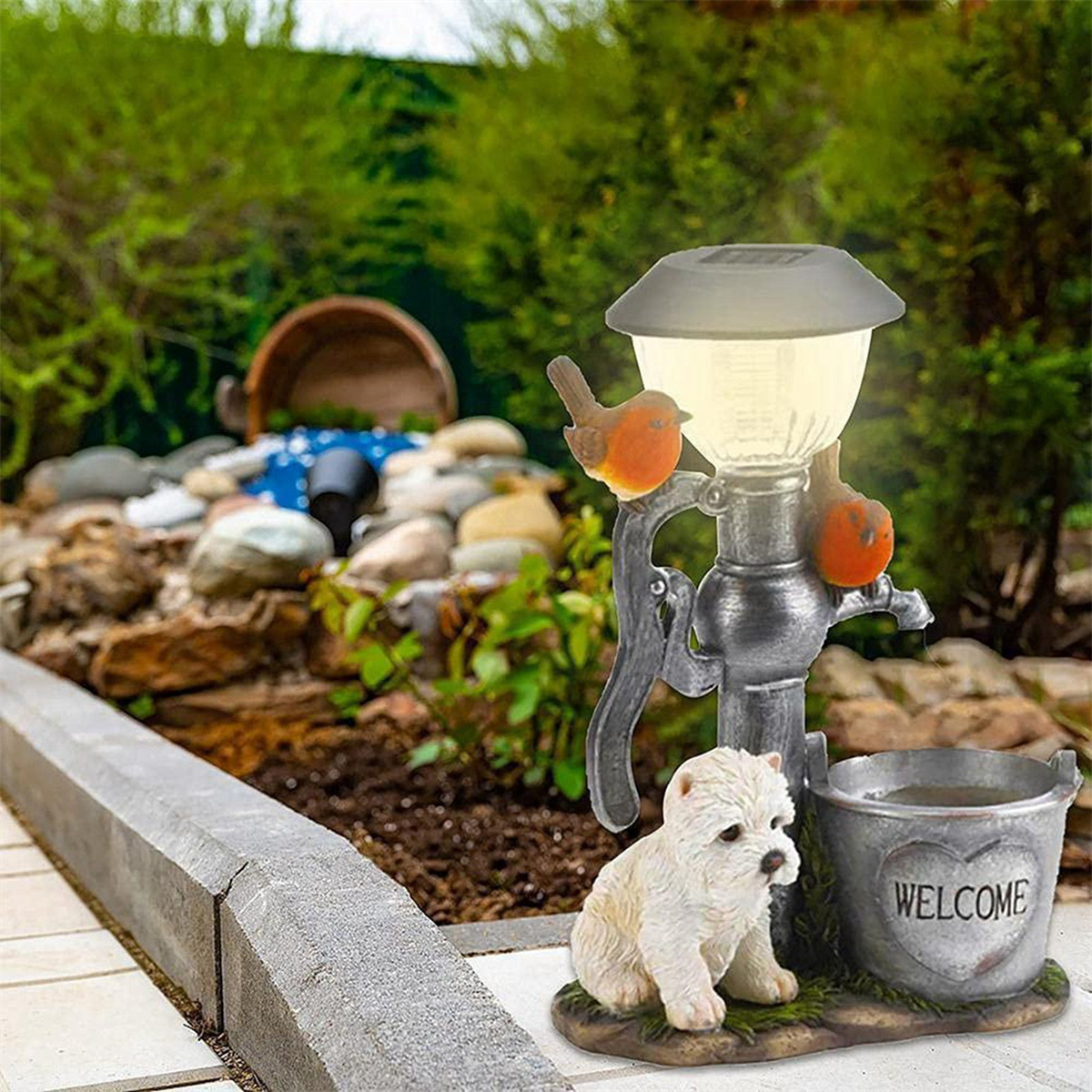 Eine Gartenszene mit Wasserpumpe, Hund und Vogel.