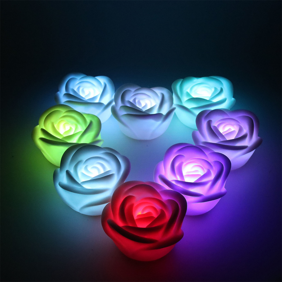 Sieben leuchtende rosenförmige Lichter in verschiedenen Farben, kreisförmig angeordnet.