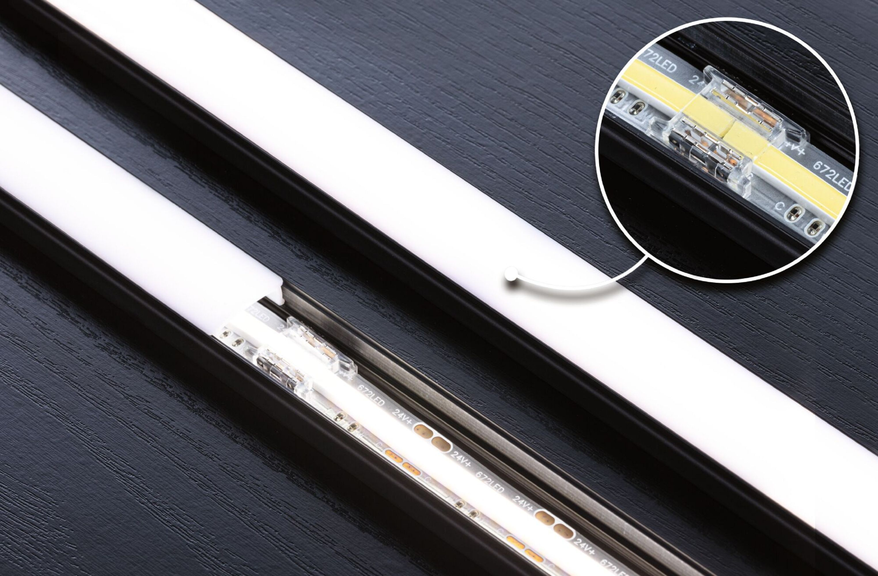 Dwa białe paski LED z wyciętym fragmentem, pokazujące wewnętrzne diody elektroluminescencyjne.