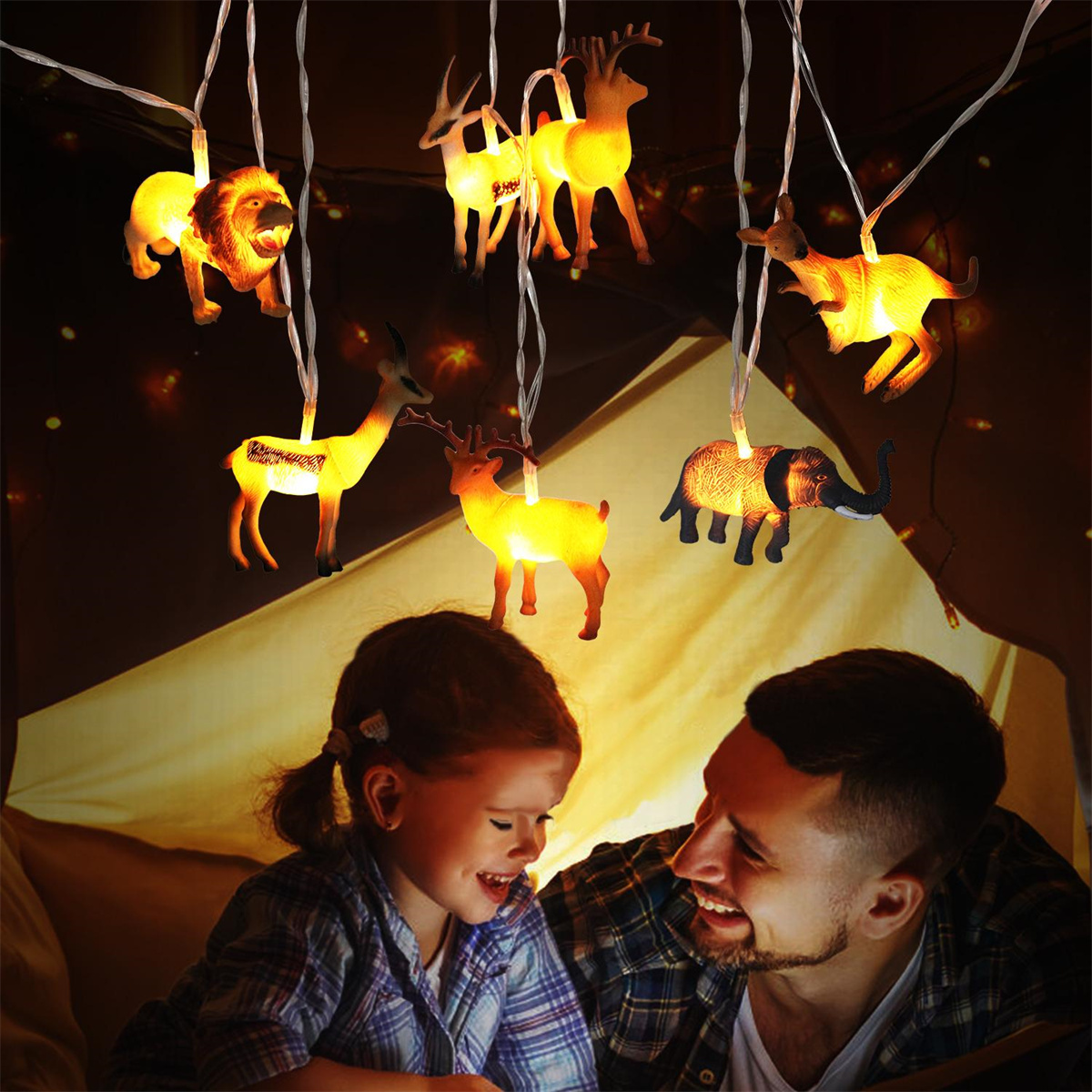 Vater und Tochter unter einem Zelt, betrachten tierförmige Lichterketten. Lächeln und glücklich.