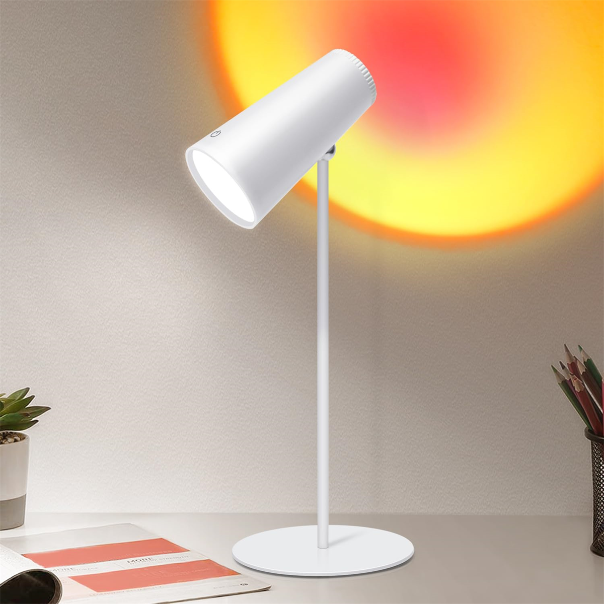 Weiße Schreibtischlampe mit fokussiertem Licht, das wie ein Sonnenuntergang scheint.