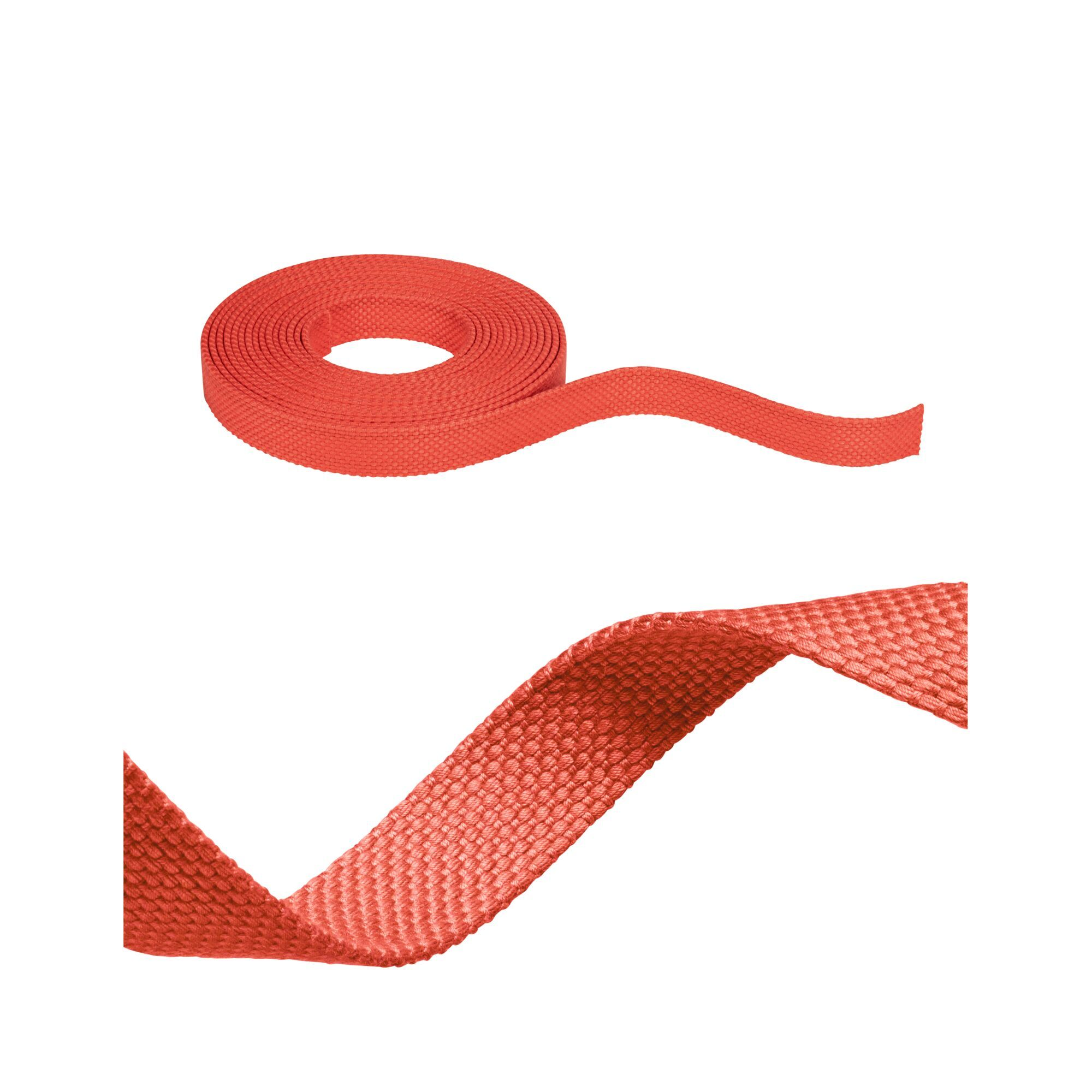 Rotes Band aufgerollt und abgerollt, vor weißem Hintergrund, zeigt Textur und Form.