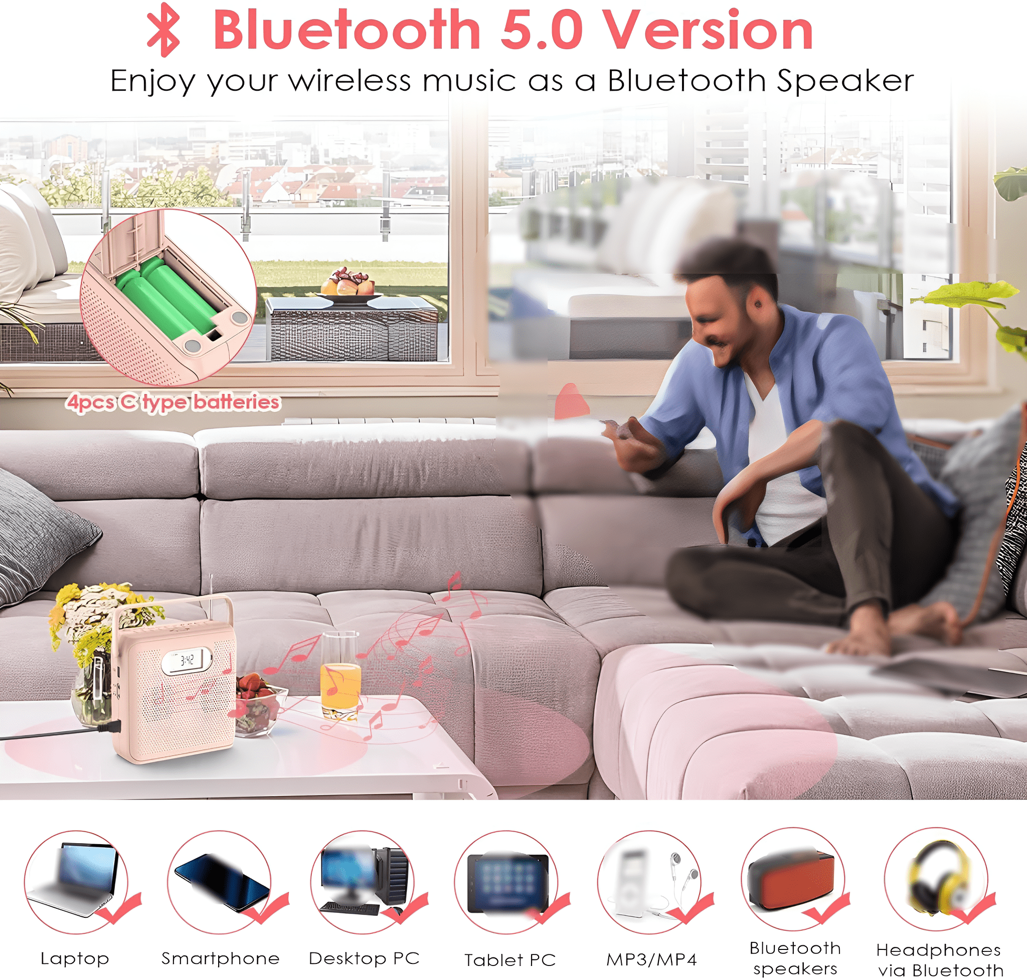 Mann sitzt auf einem Sofa und benutzt ein Smartphone. Lautsprecher und Zubehör auf dem Tisch.