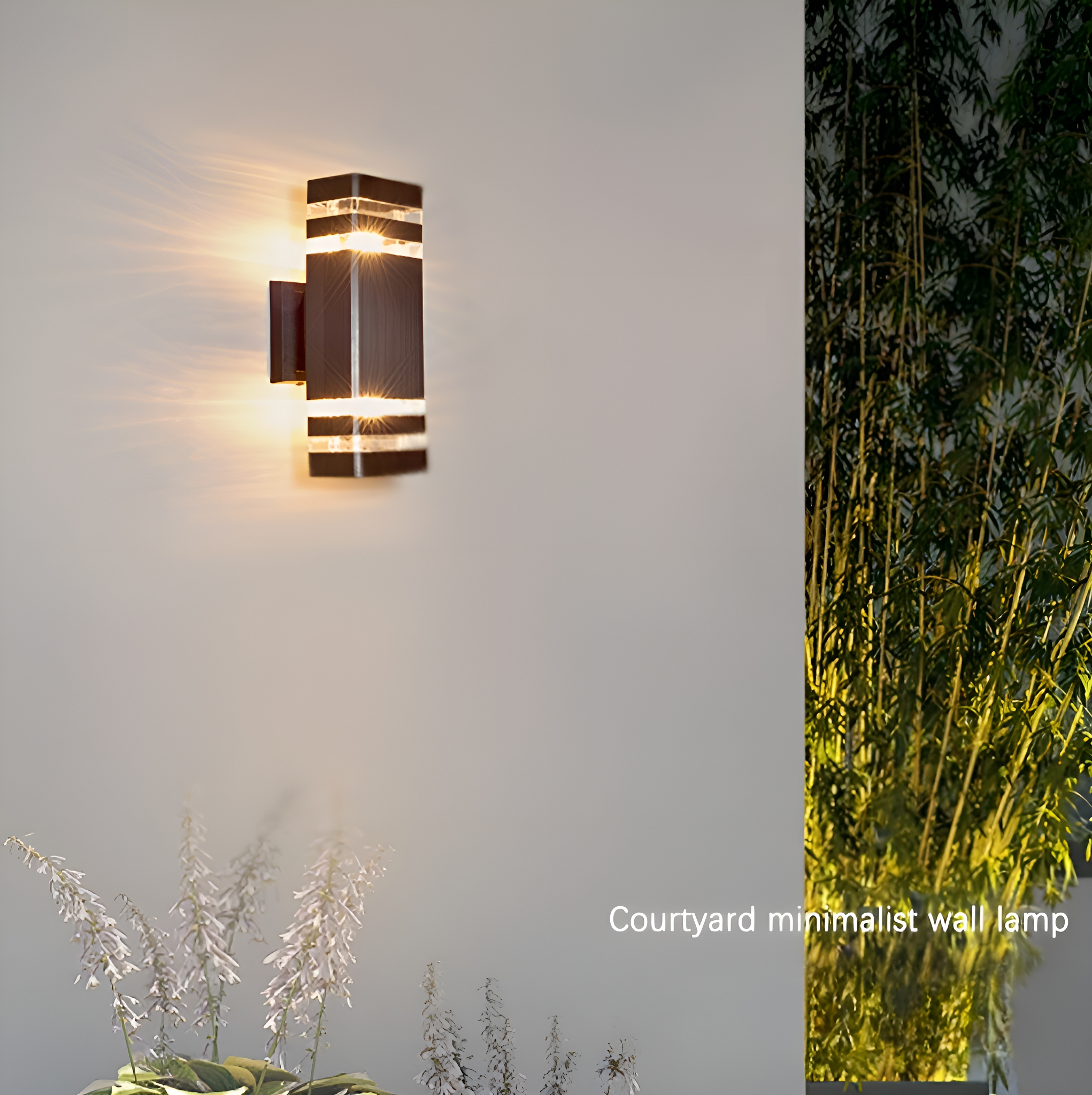 Eine minimalistische Wandleuchte mit leuchtendem Licht. Eine Wand und Pflanzen im Hintergrund.