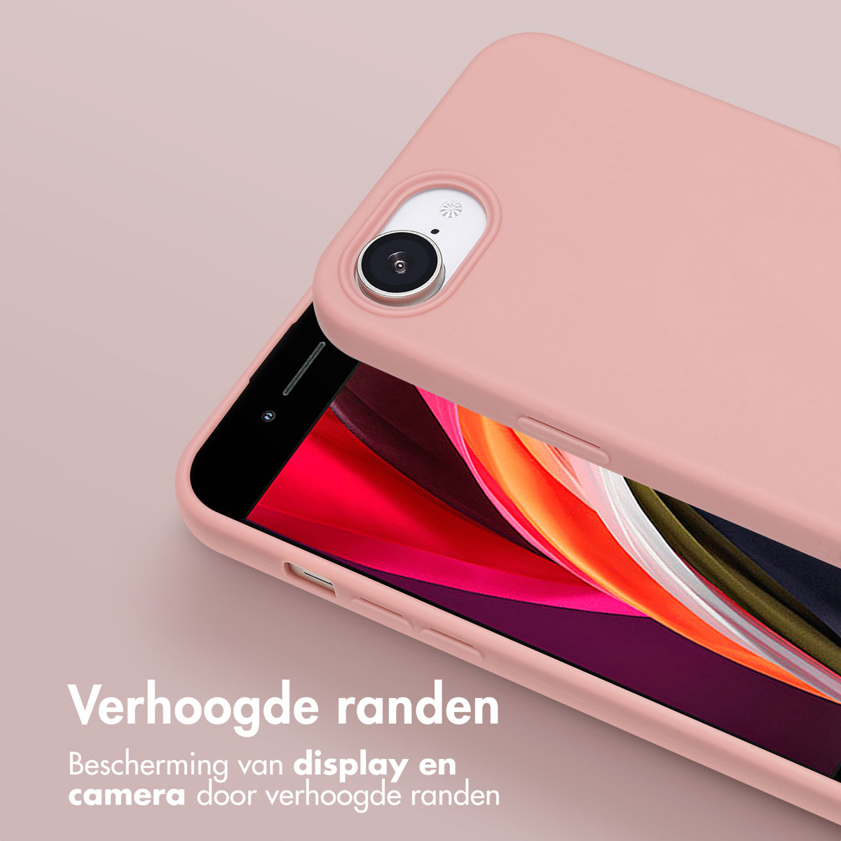 Een roze telefoonhoesje op een roze achtergrond. De hoes heeft verhoogde randen en camerabescherming.