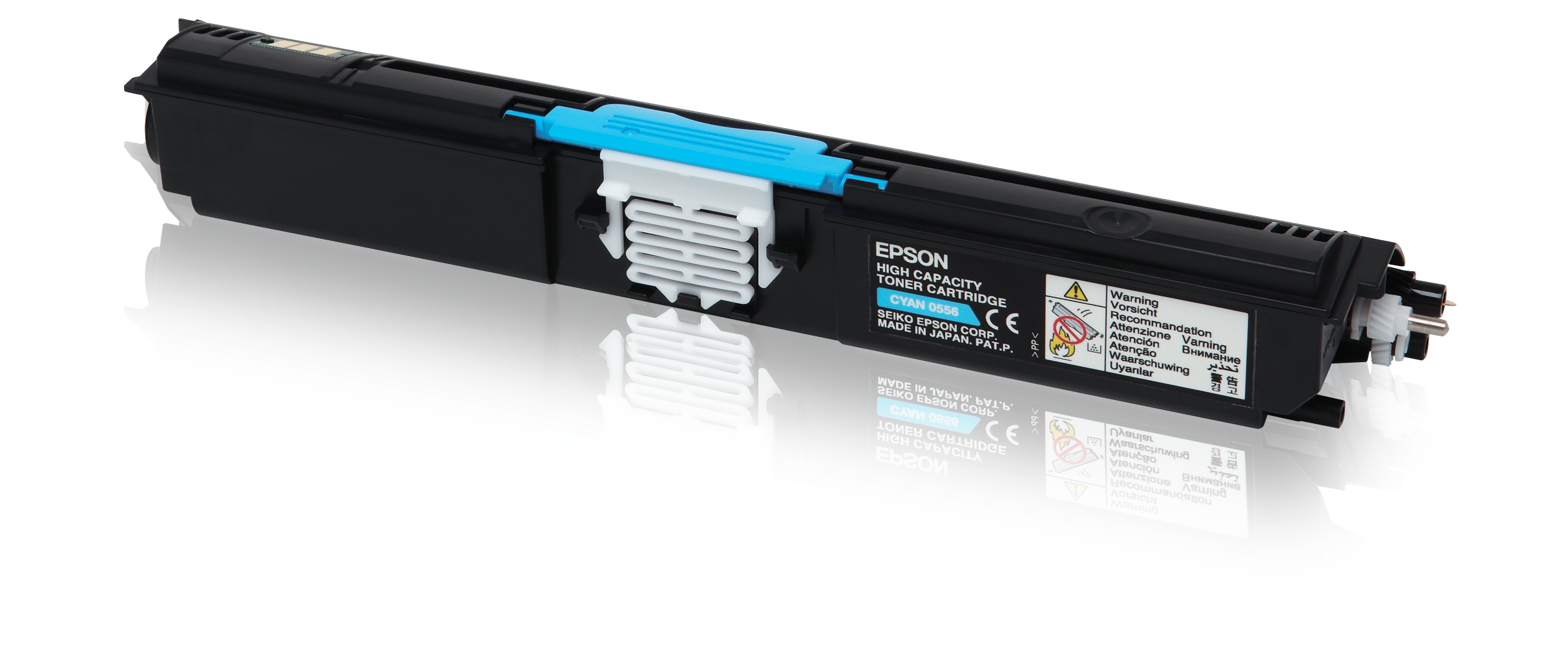 Cartuccia toner Epson nera. Parti azzurro chiaro. Logo Epson. Sfondo bianco. Riflesso sotto la cartuccia.