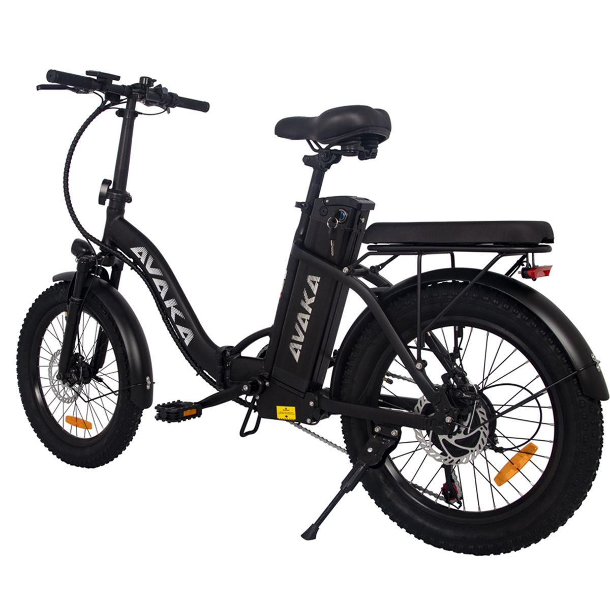 Czarny rower elektryczny z grubymi oponami. Rower ma siedzenie, bagażnik i silnik.