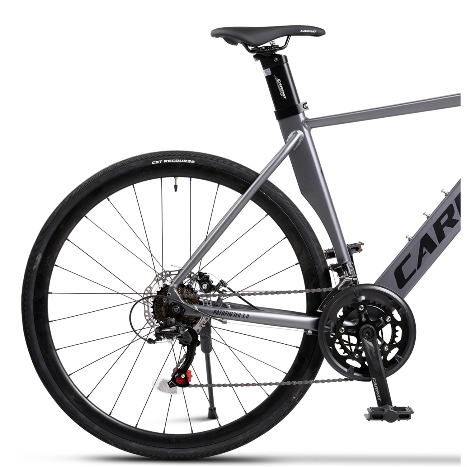 Graues Rennrad mit schwarzen Reifen, sichtbarem Antriebsstrang und Ständer auf weißem Hintergrund.