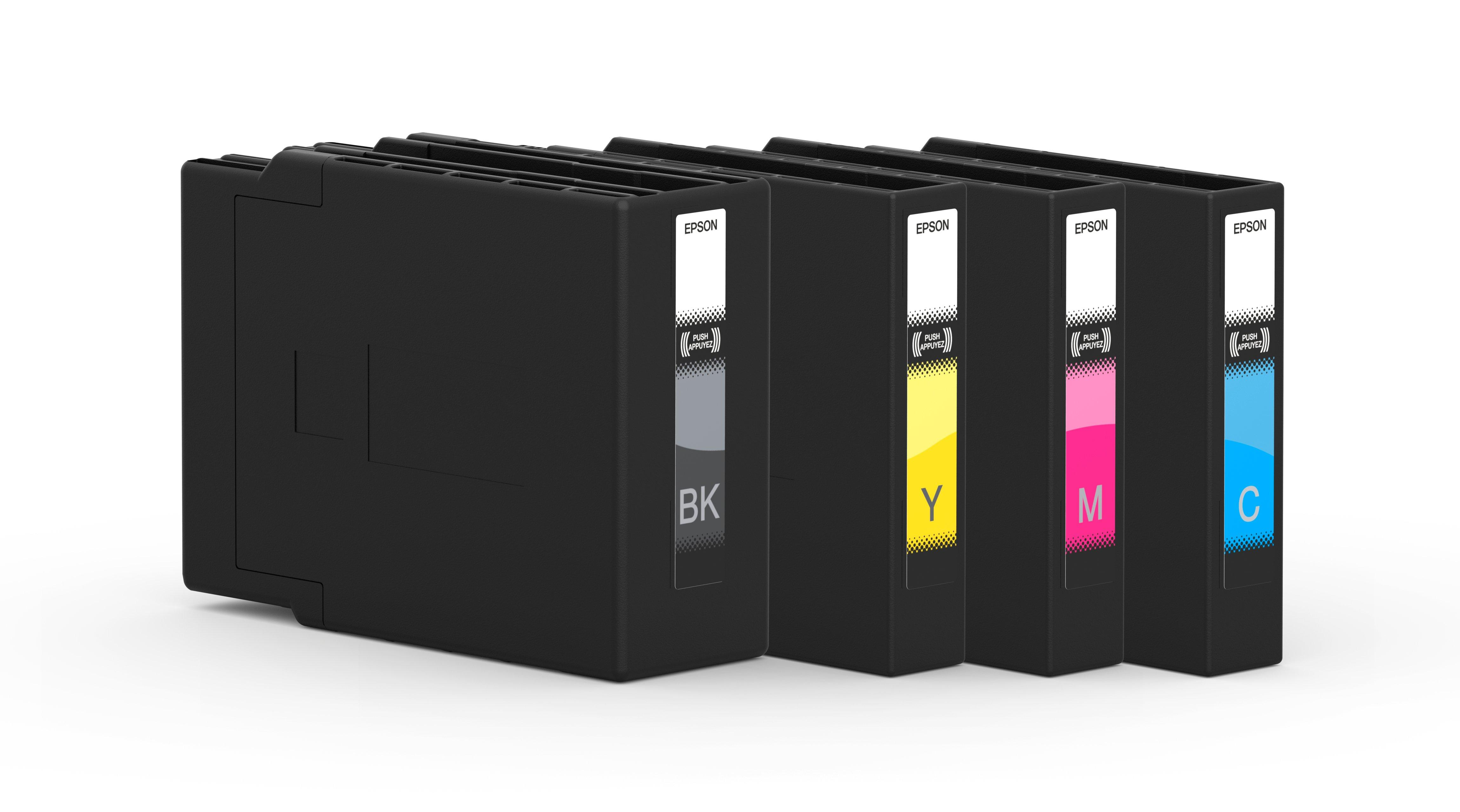 Primo piano di quattro cartucce di inchiostro Epson nere con etichette colorate: nero, grigio, giallo, magenta e ciano.