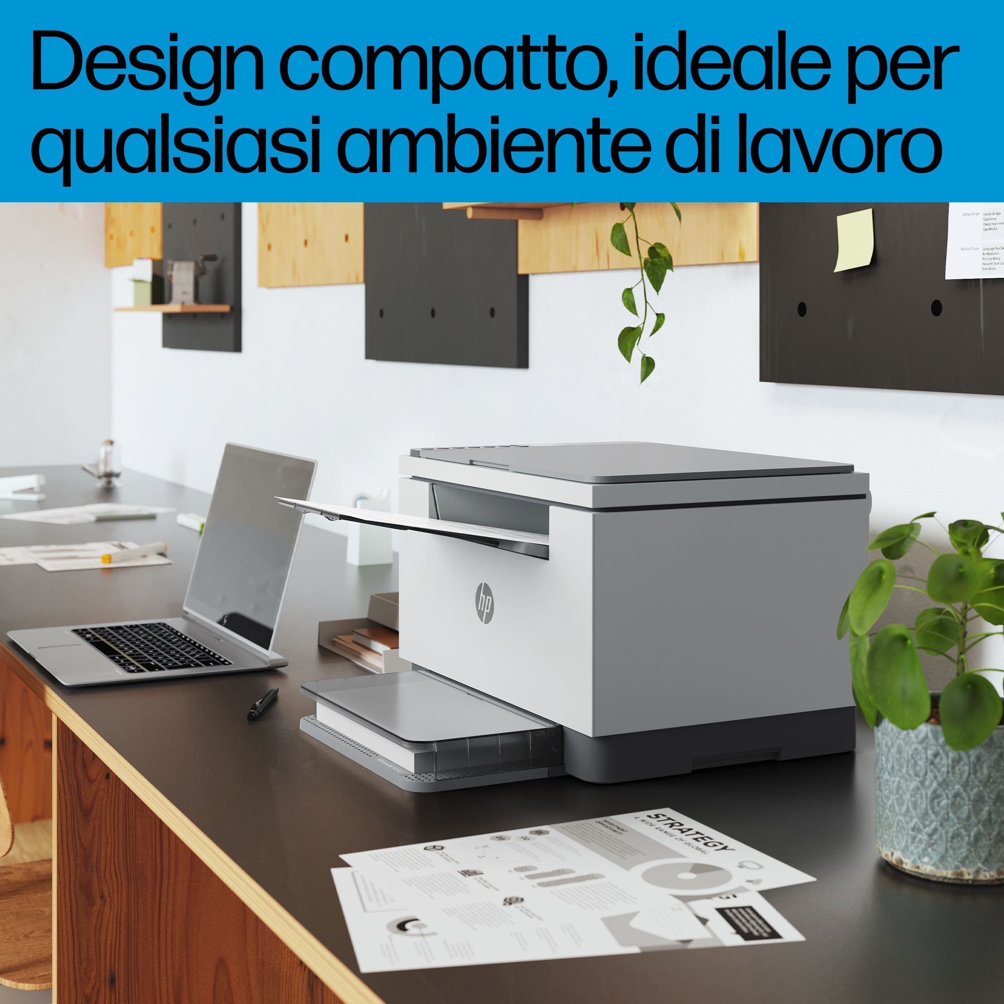 Impresora blanca en un escritorio con otros elementos. El texto dice: Diseño compacto, ideal para cualquier entorno de trabajo.