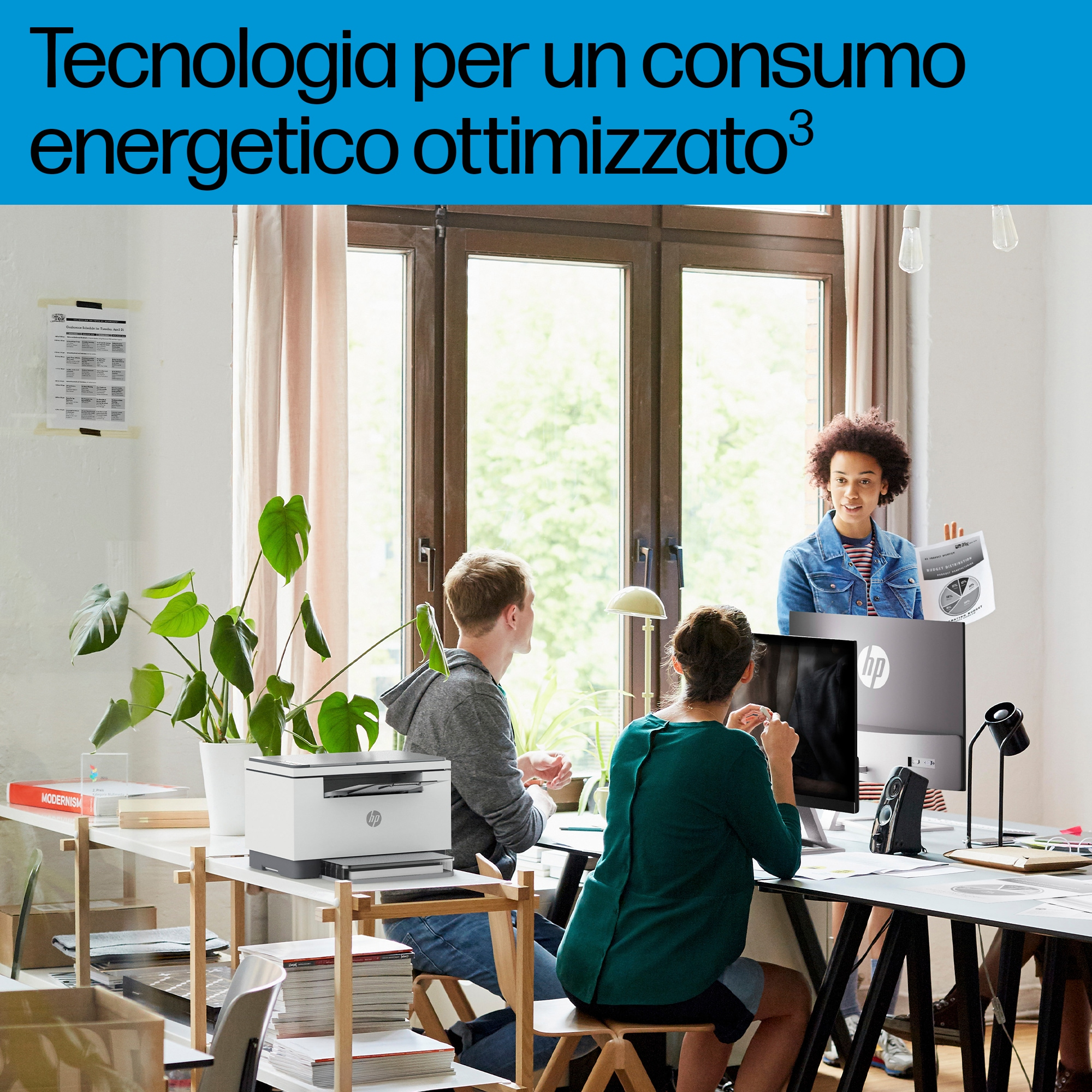 Persone attorno a una scrivania con stampante HP e computer.