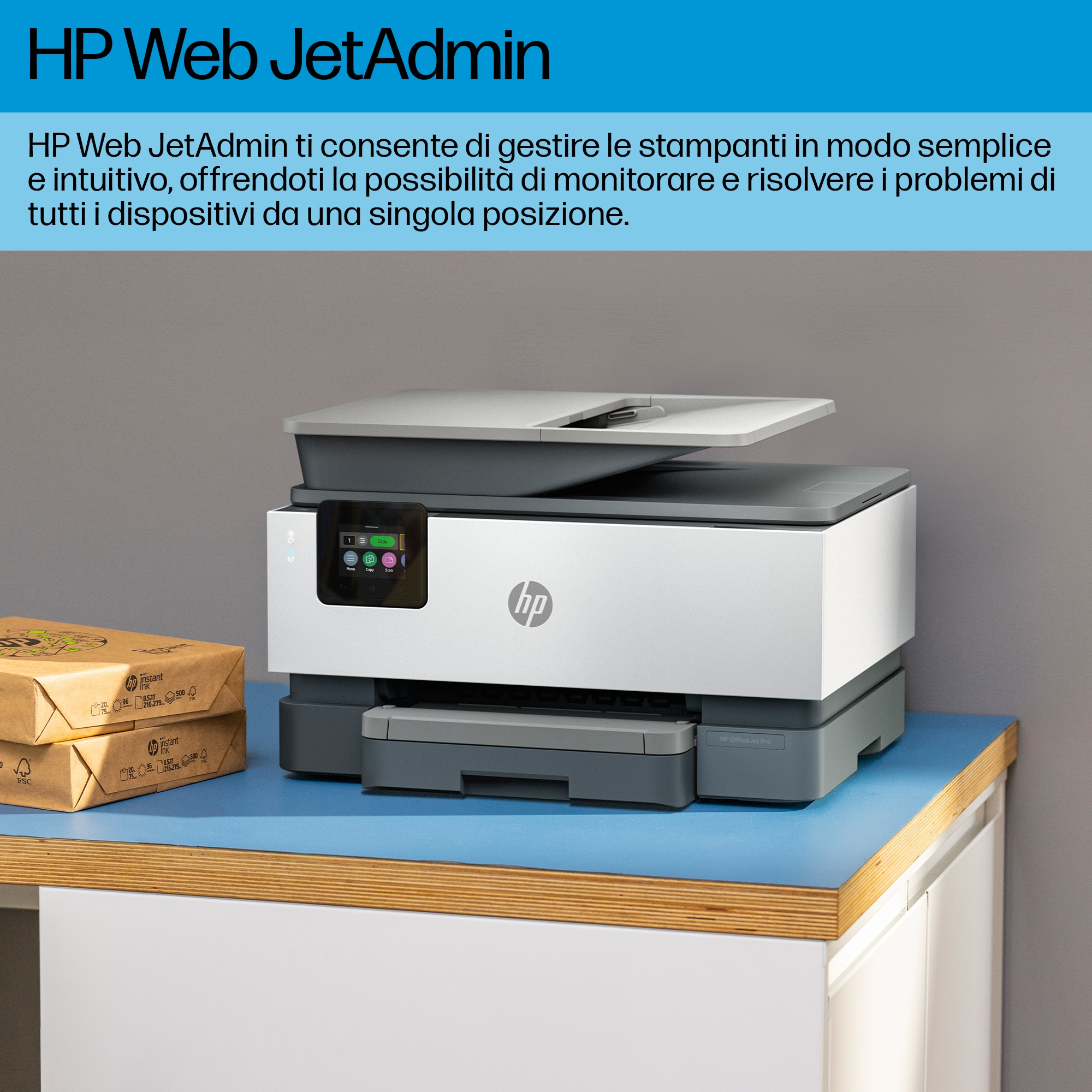 Impresora HP blanca sobre una superficie azul, con dos cajas de cartón en el fondo. Texto sobre HP Web JetAdmin.