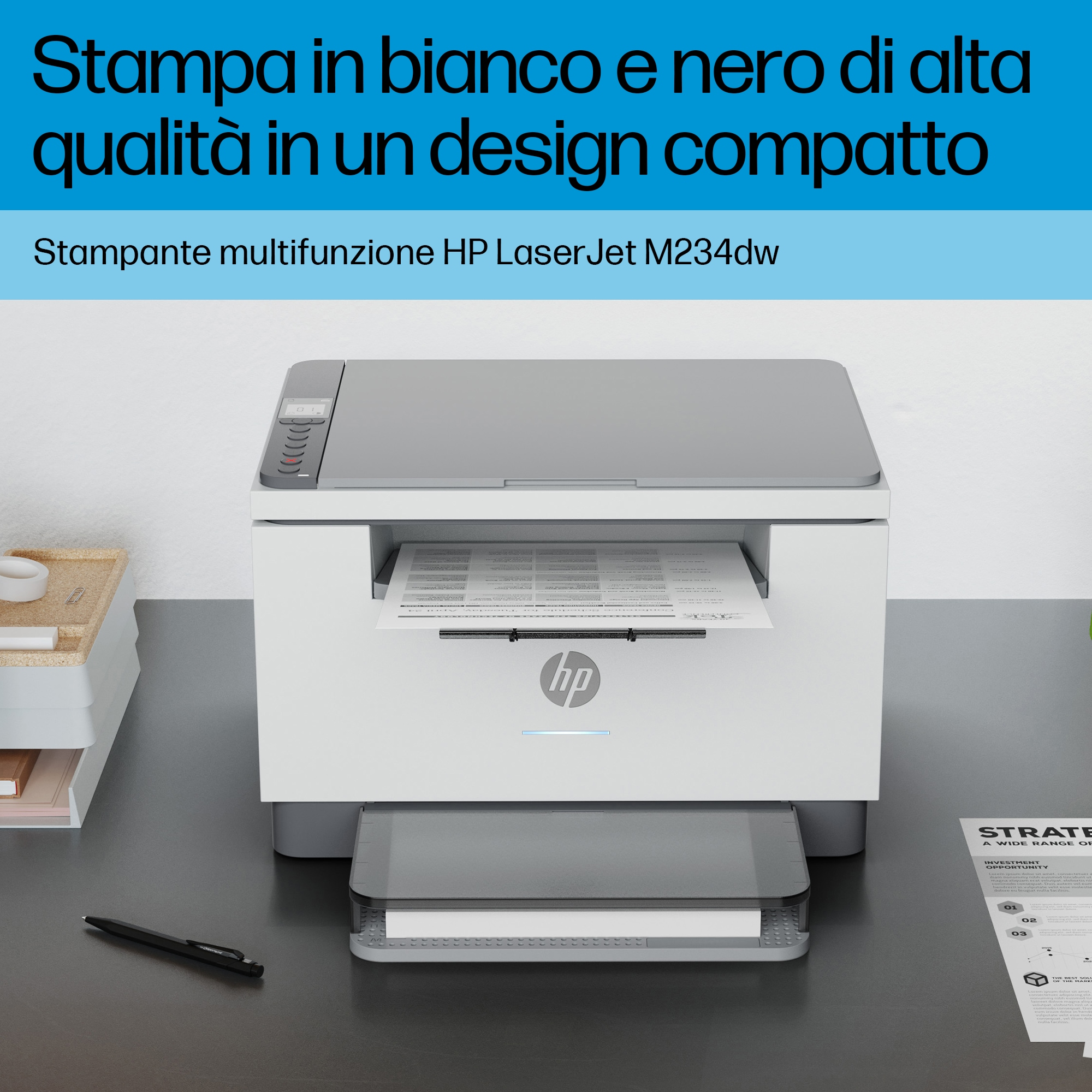 Una stampante bianca e grigia che stampa un documento. La stampante si trova su una superficie scura con una penna.