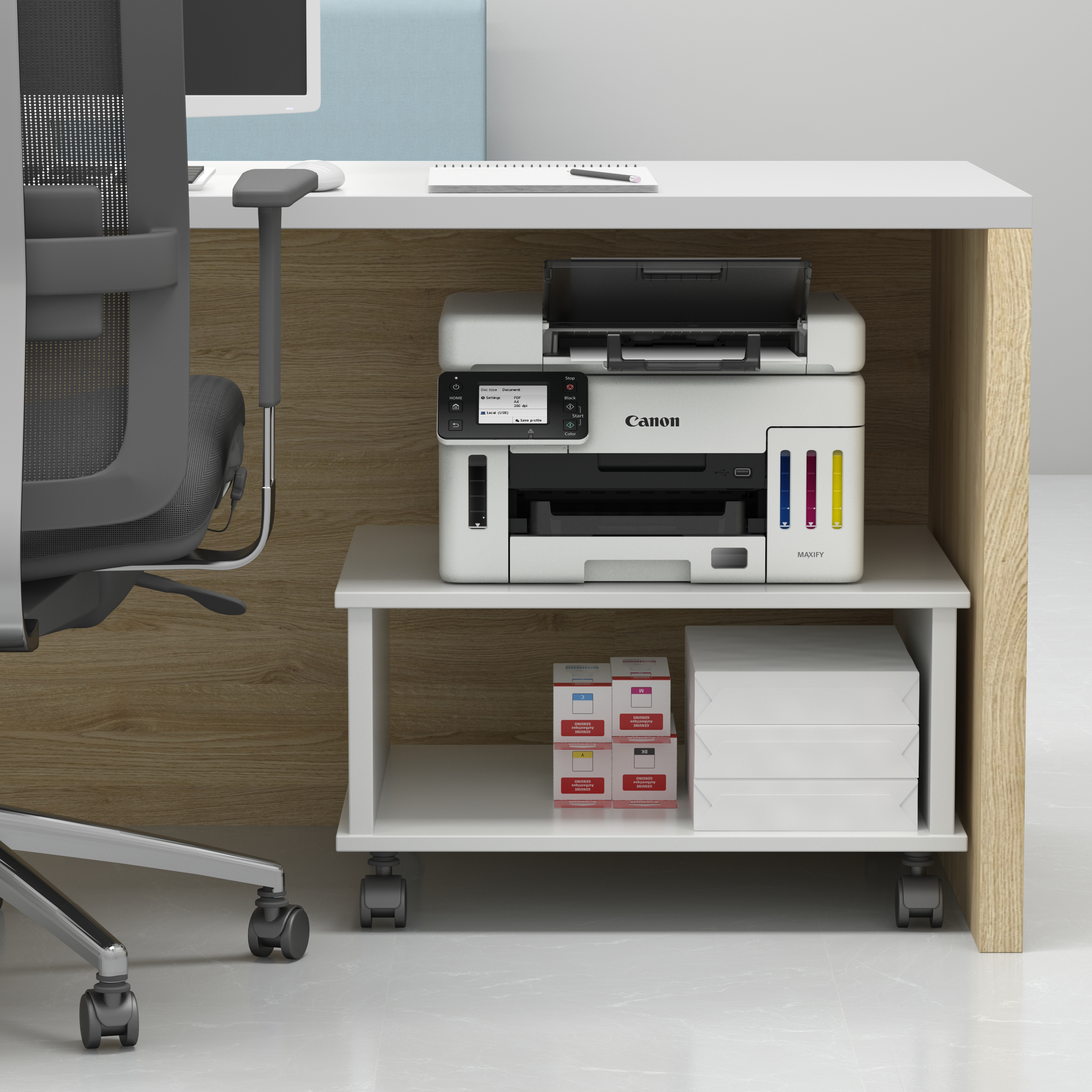 Drukarka Canon na białej półce, ze zbiornikami z tuszem i podajnikami papieru poniżej.