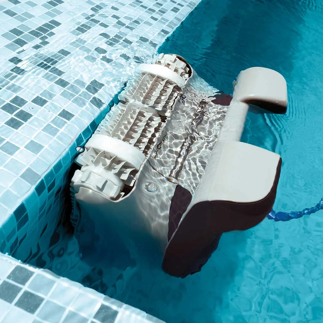 Poolreiniger im Poolwasser versenkt. Fliesen an den Rändern sichtbar.