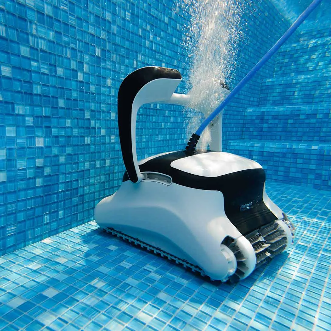 Unterwasseransicht eines weiß-schwarzen Roboter-Poolreinigers, der sich in einem blau gefliesten Pool bewegt.