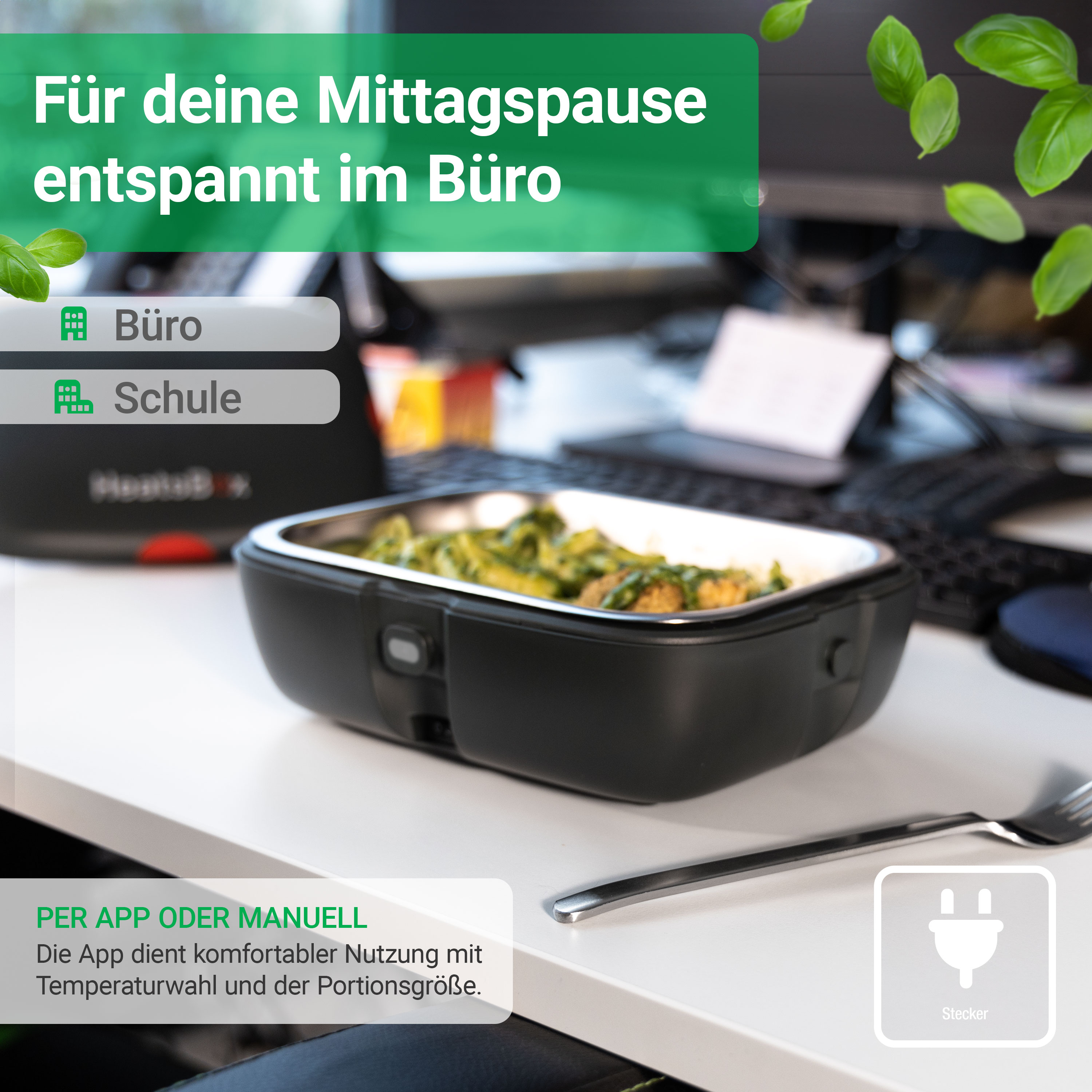 Lunch box riscaldato sulla scrivania. Testo per lavoro e scuola. Posate e spina visibili.