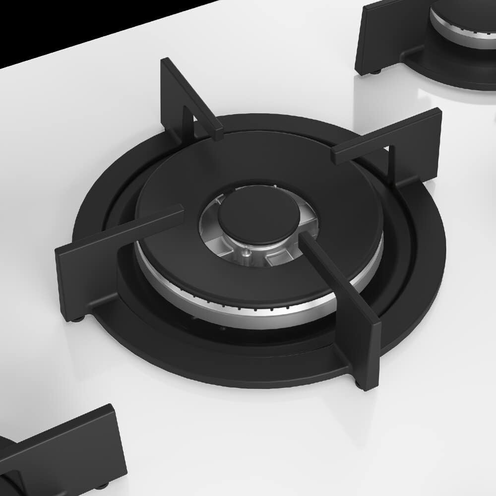 Zbliżenie czarnego palnika kuchenki gazowej na białej powierzchni. Palnik ma okrągły kształt.