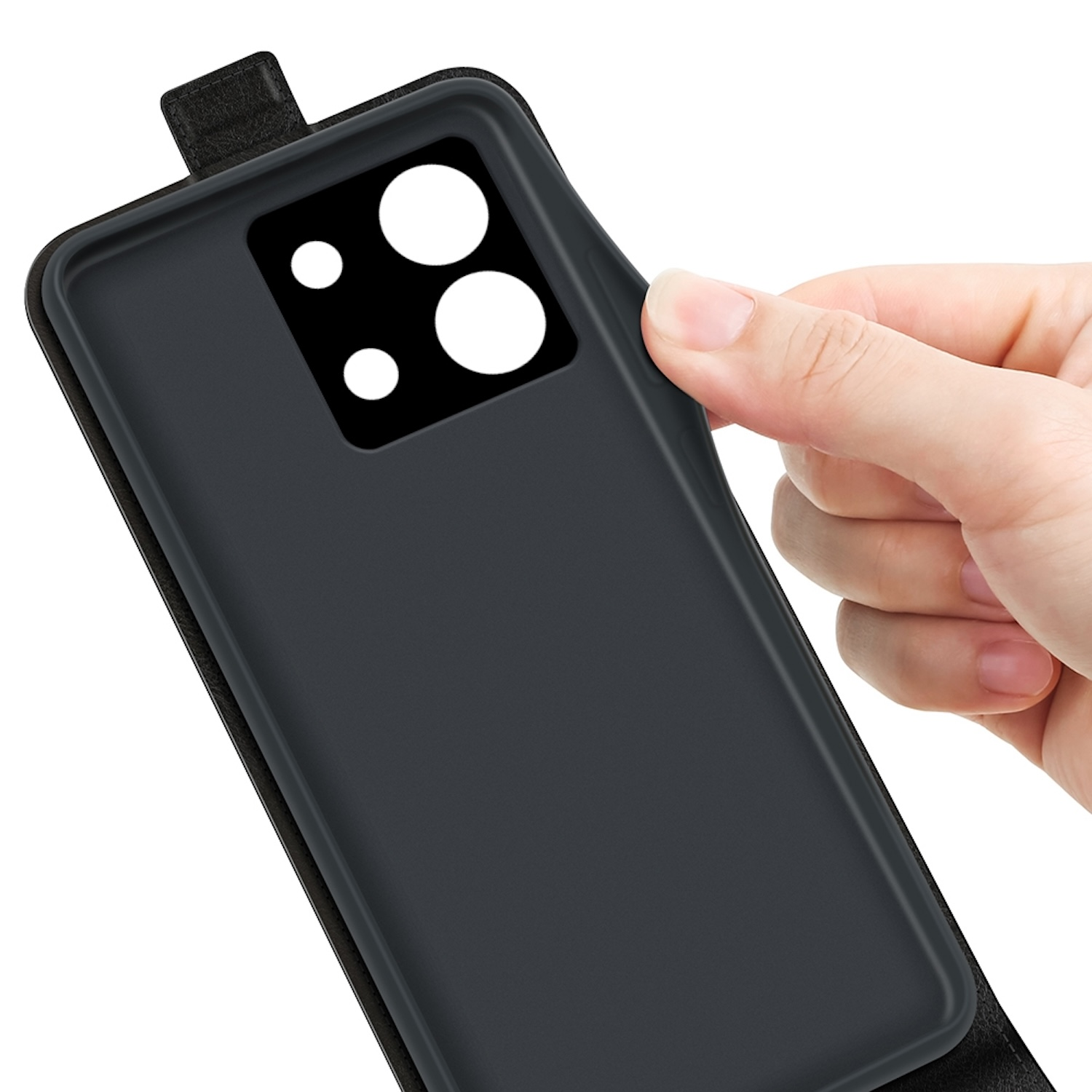 Hand hält eine schwarze Handyhülle mit einem Telefon darin. Rückseite des Telefons sichtbar.
