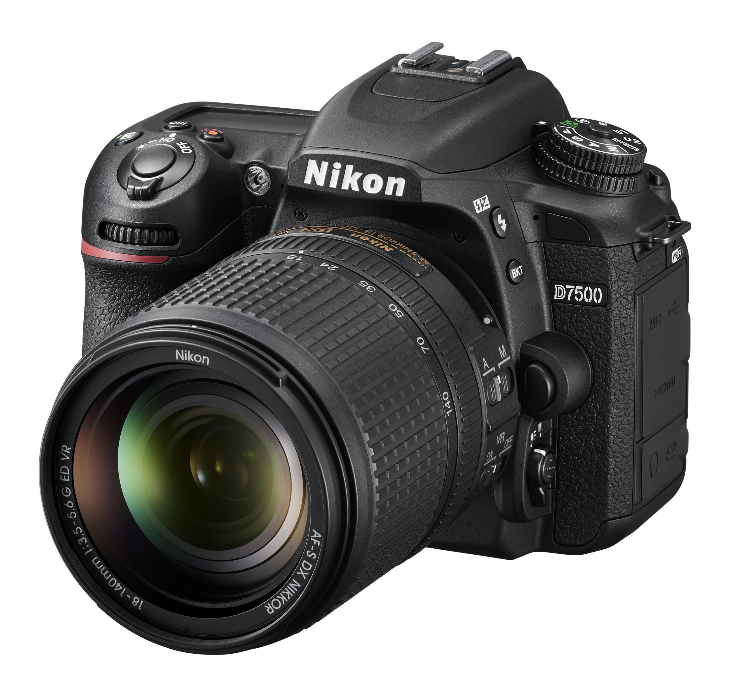 Schwarze Nikon D7500 Kamera mit Objektiv. Die Kamera steht vor weißem Hintergrund.