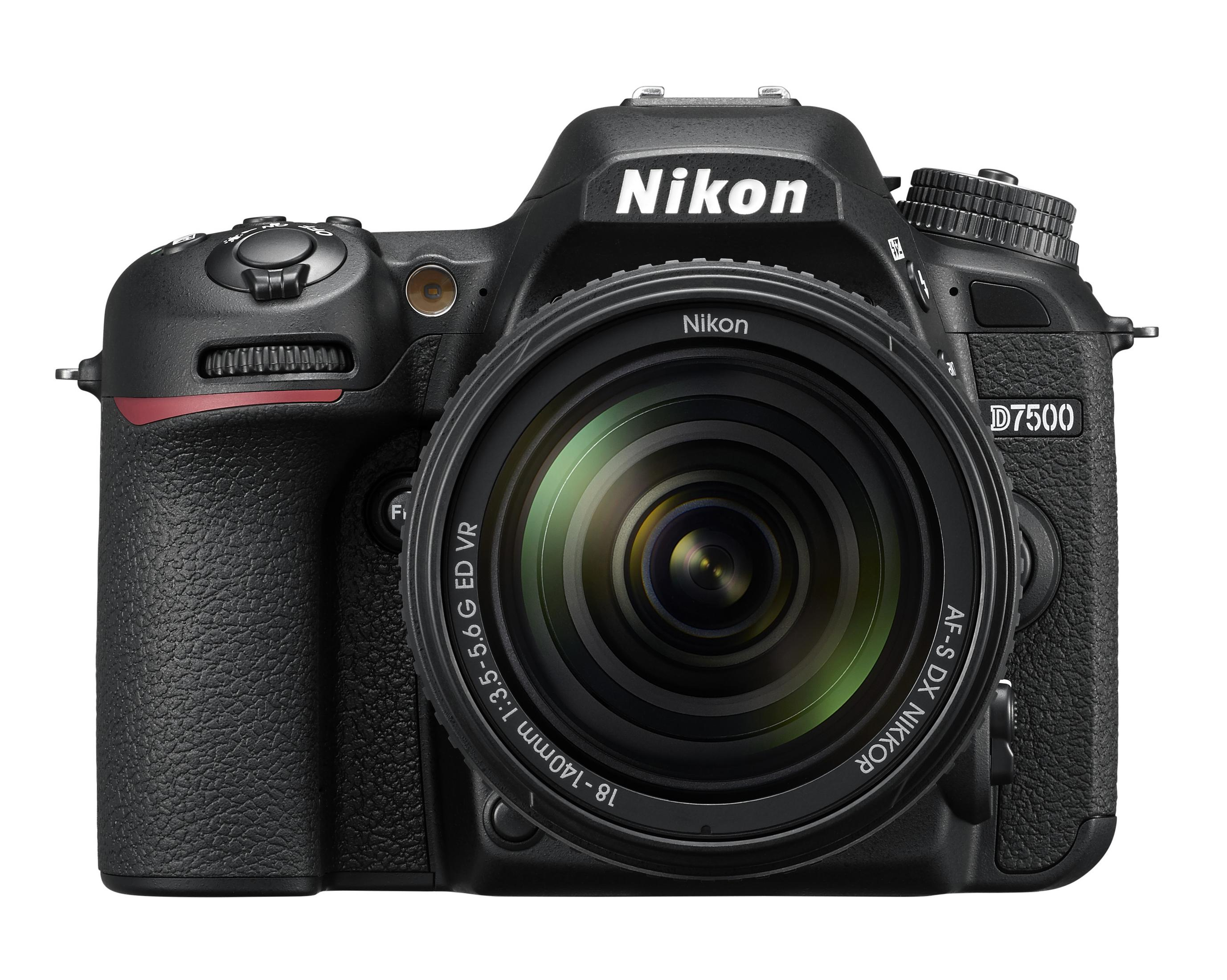 Eine Nikon D7500 Kamera mit Objektiv, isoliert auf weißem Hintergrund.