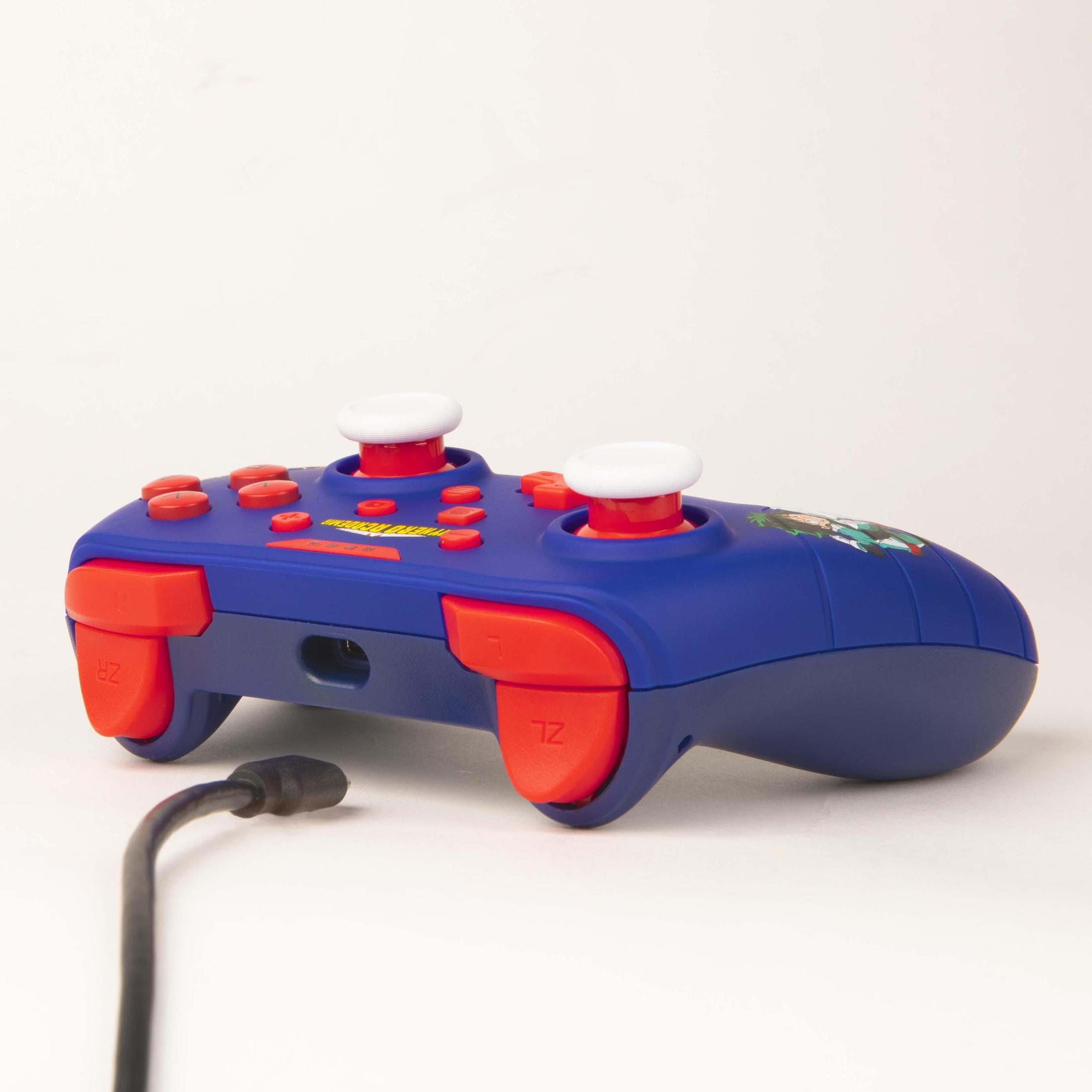 Controller per videogiochi blu e rosso. Presenta due joystick e pulsanti rossi.