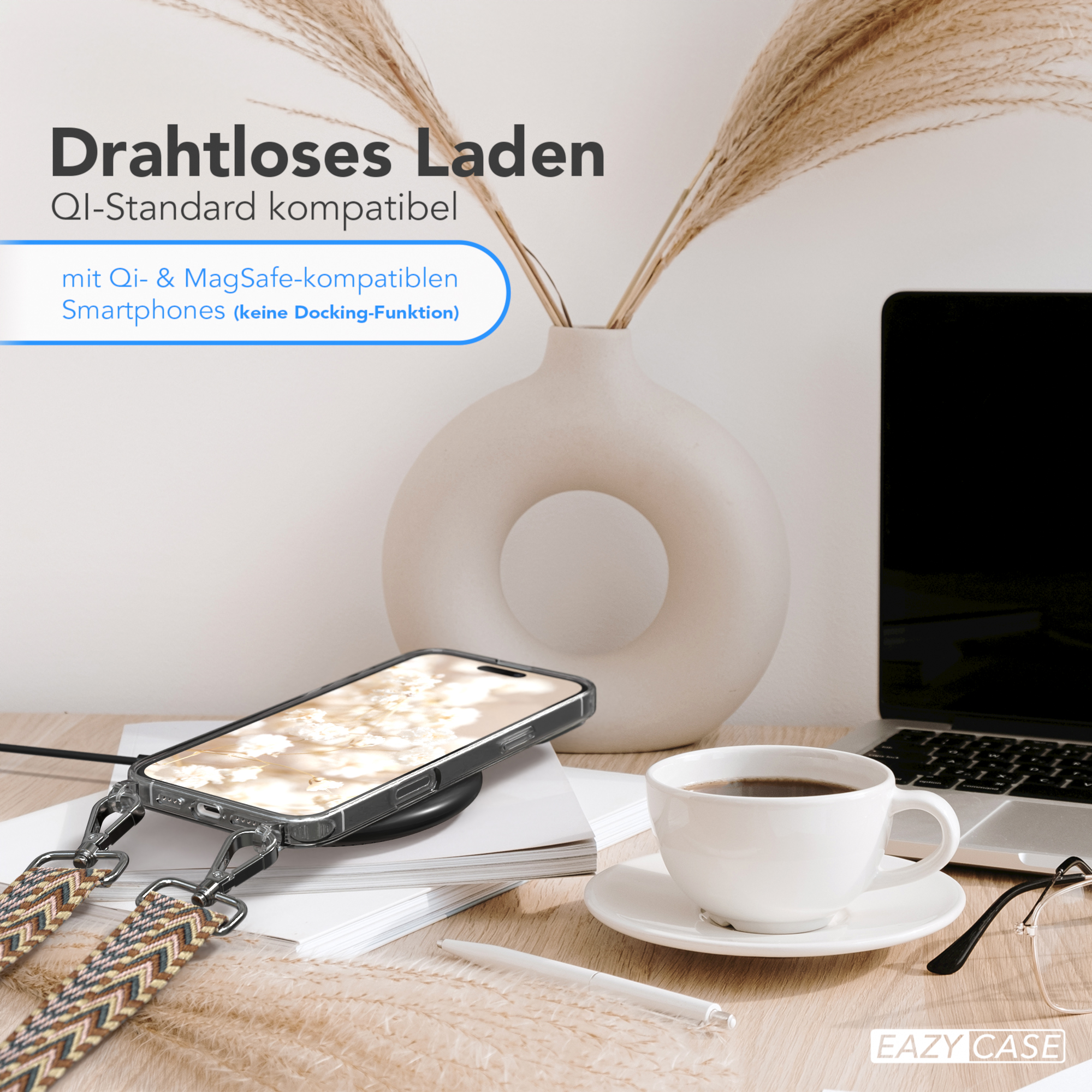 Ein Telefon, das kabellos auf einem Schreibtisch geladen wird, neben Kaffee und Laptop.