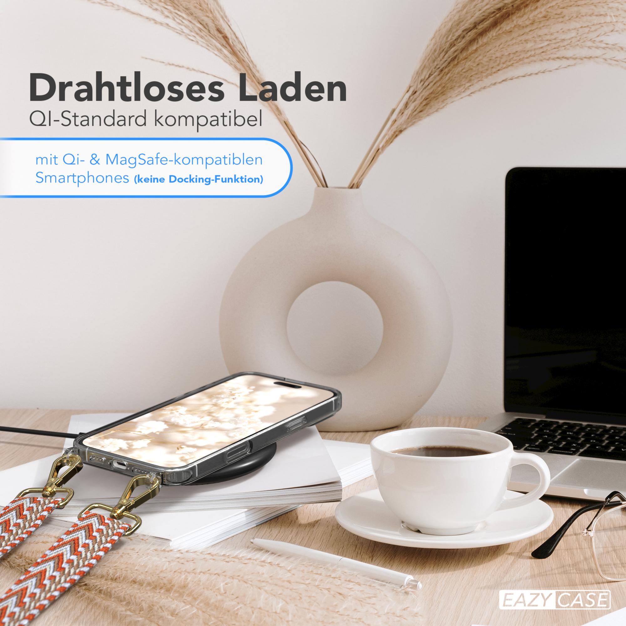 Ein Telefon mit Hülle auf einem kabellosen Ladegerät, mit Kaffeetasse und Vase im Hintergrund.