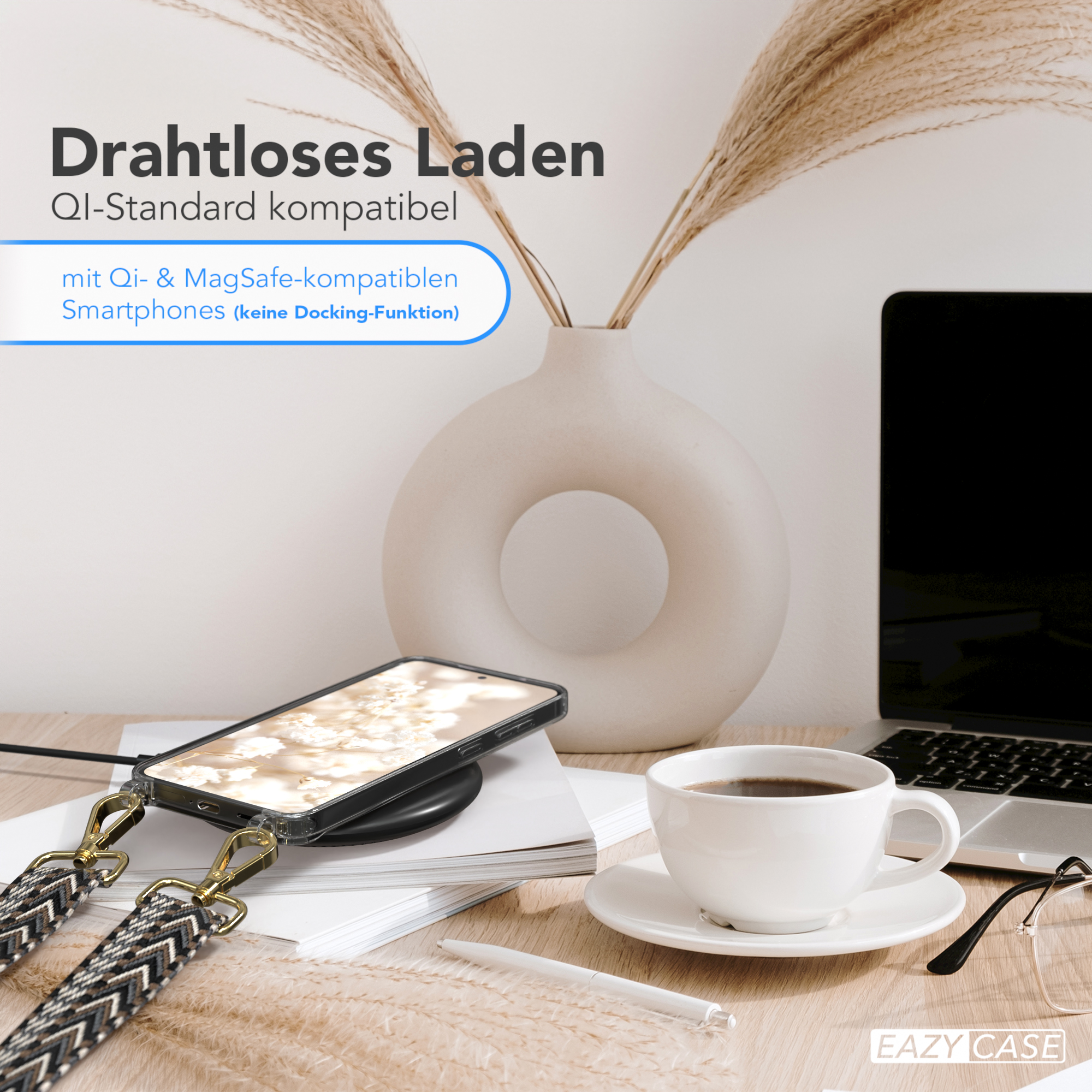 Telefon auf Ladegerät, Kaffeetasse und Vase auf Holztisch. Text: Kabelloses Laden.
