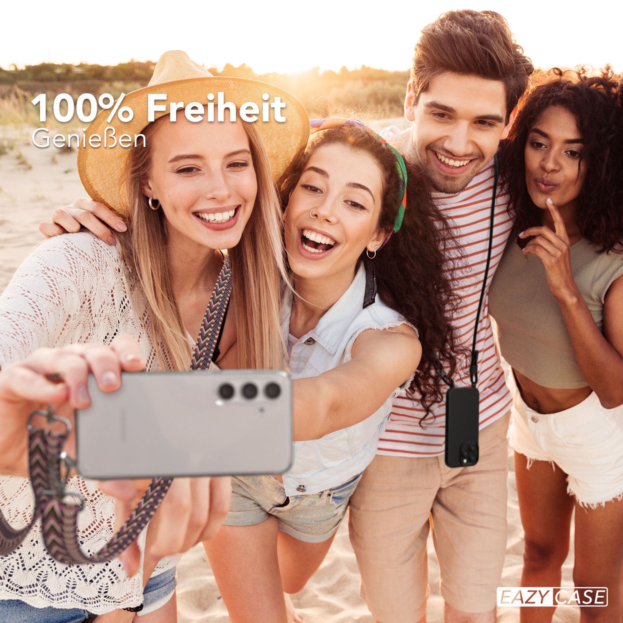 Vier Personen machen ein Selfie am Strand, eine hält das Telefon mit einem Band, alle lächeln. Der Text lautet '100% Freiheit'.