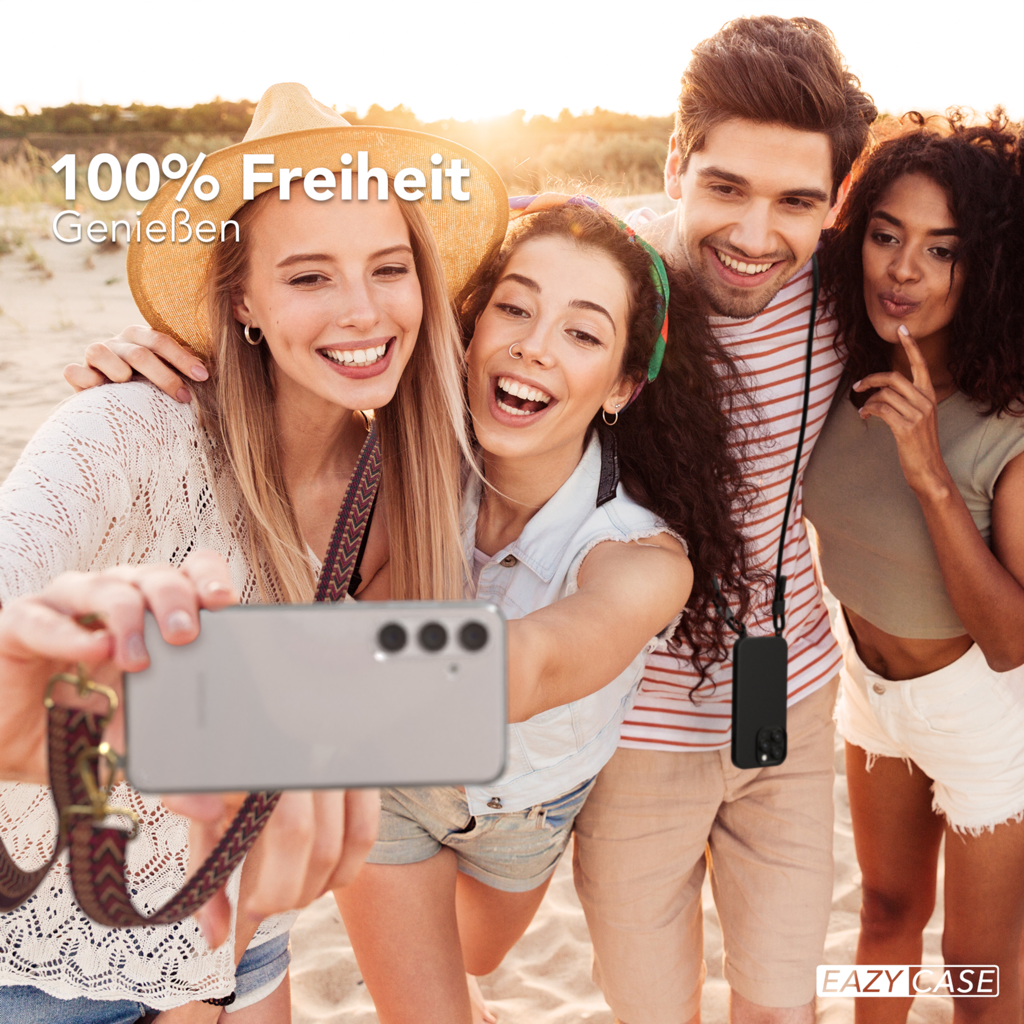 Vier junge Erwachsene machen ein Selfie am Strand. Die Leute lächeln.